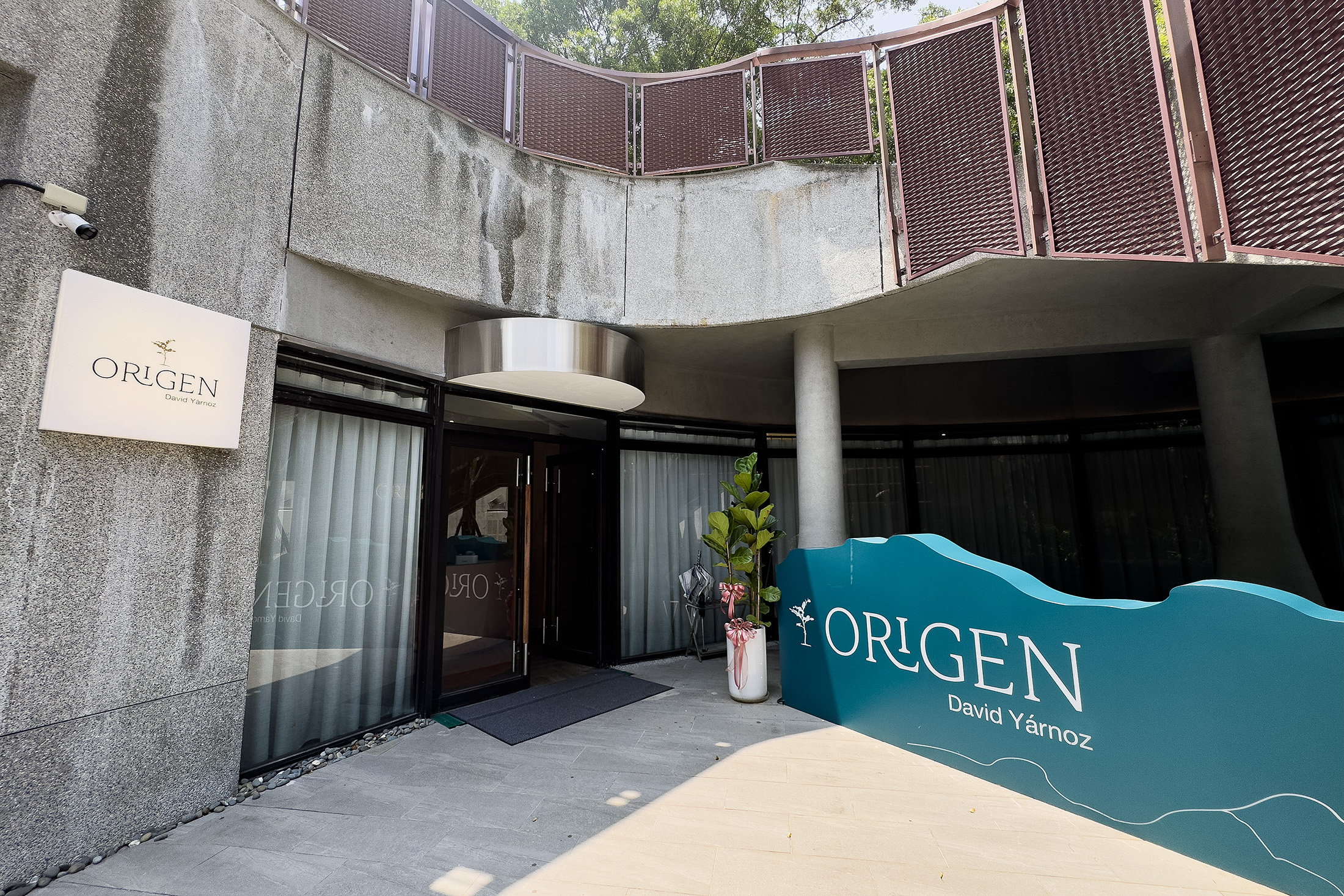 餐廳位於城市舞台旁的旋轉樓梯下旁，鄰近台北小巨蛋。