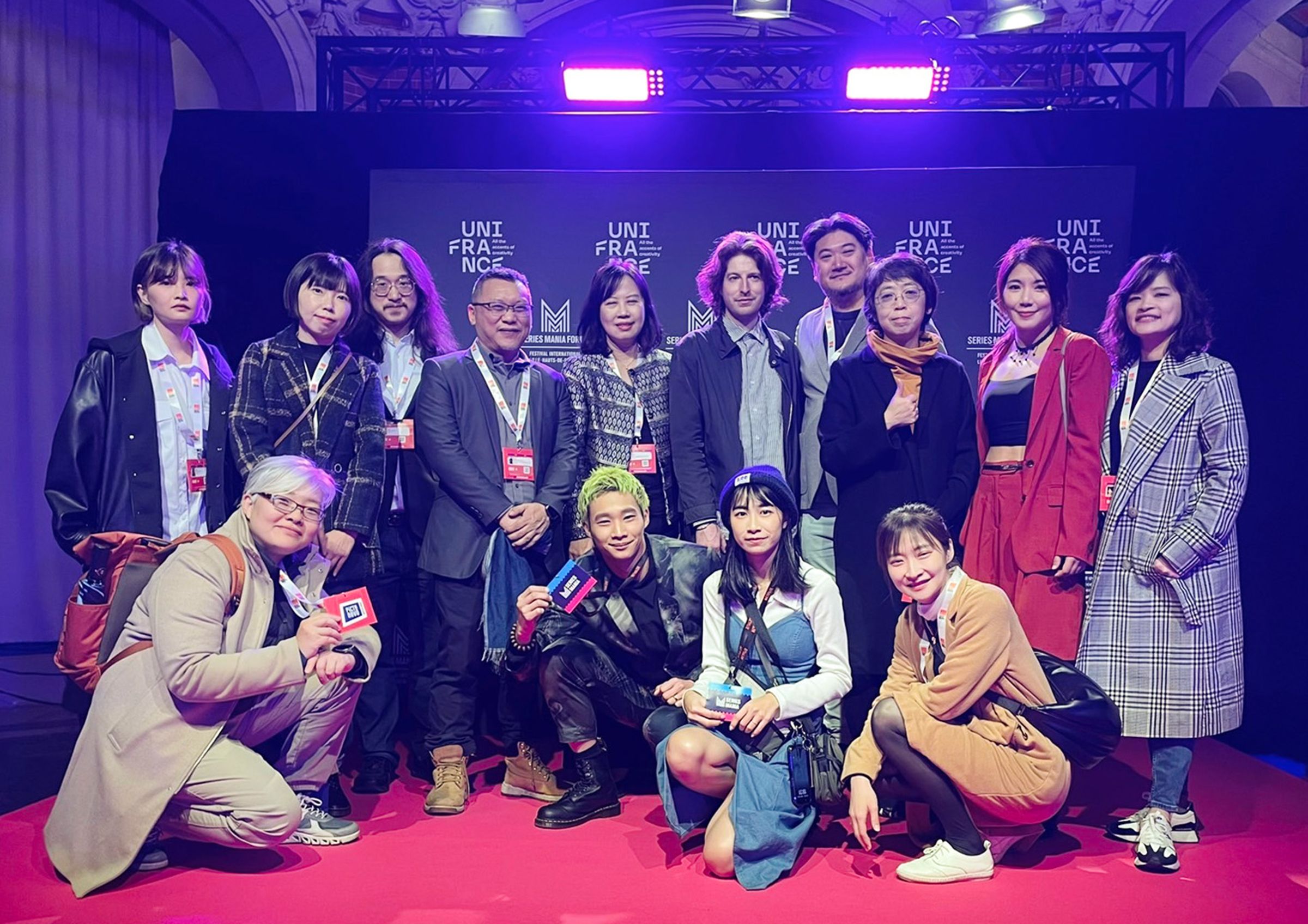 公視總經理徐秋華（後排左五）、節目部經理於蓓華（後排右三）與《聽海湧》團隊一同出席法國里爾SERIES MANIA劇集展。（公視提供）