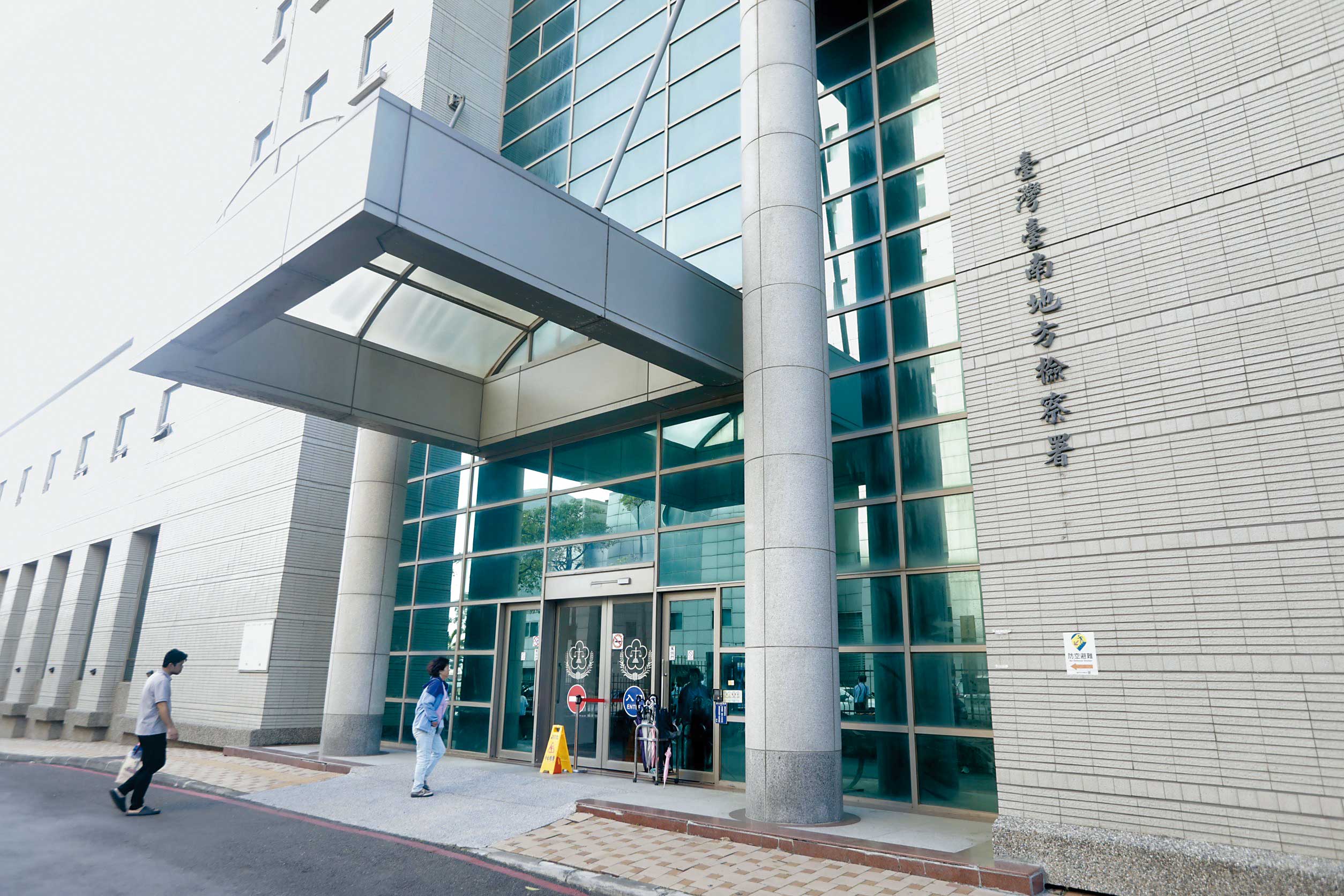 盧君星膽大包天，竟潛入台南地檢署女廁所偷拍如廁畫面。