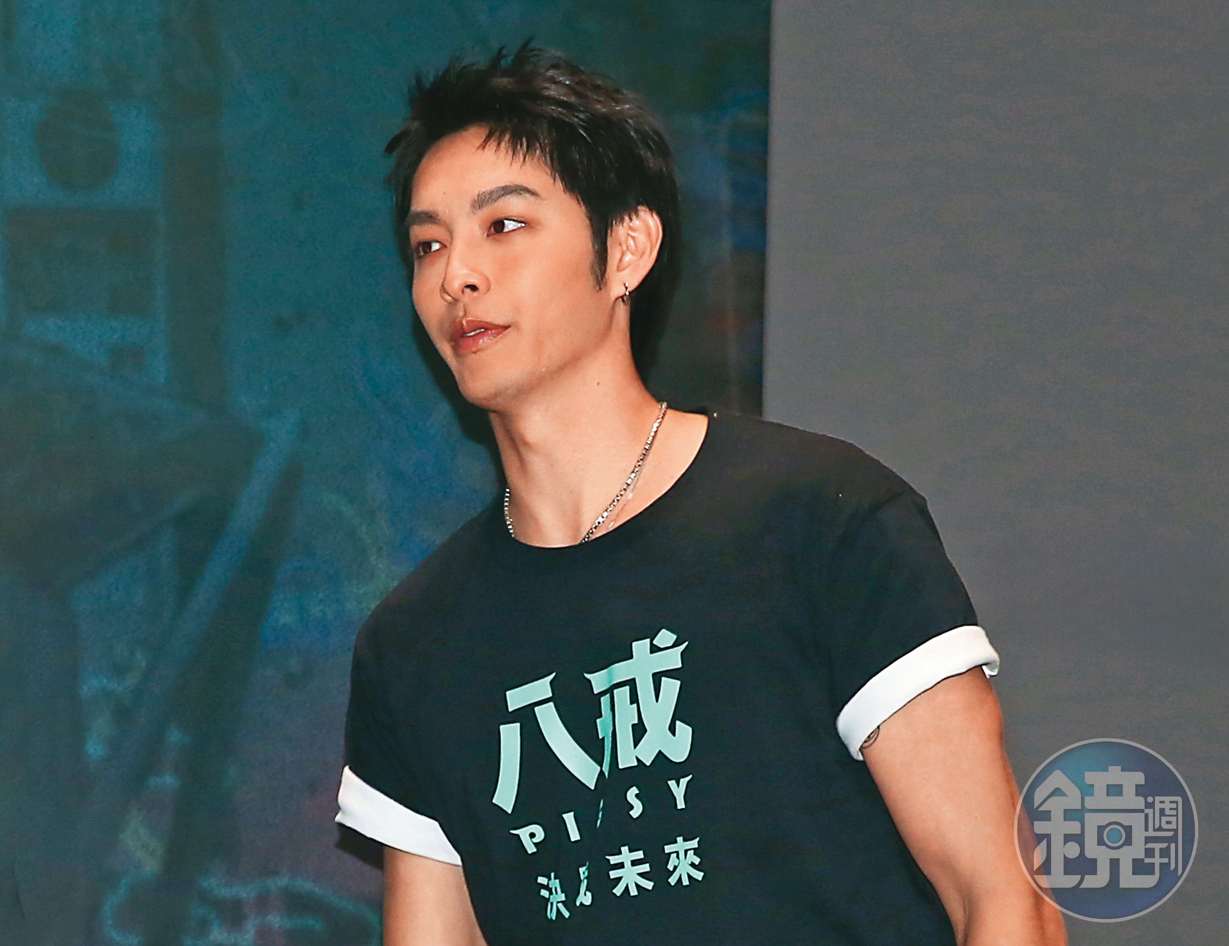 「最帥八戒」曹佑寧只有小露二頭肌太Baby無恥了,不過光是看那性感喉結,小編就能一秒高潮。
