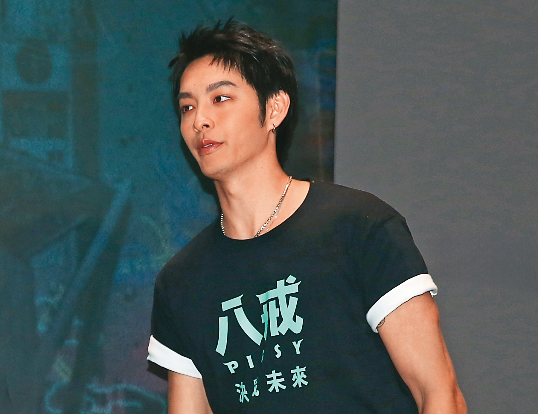 「最帥八戒」曹佑寧只有小露二頭肌太Baby無恥了，不過光是看那性感喉結，小編就能一秒高潮。