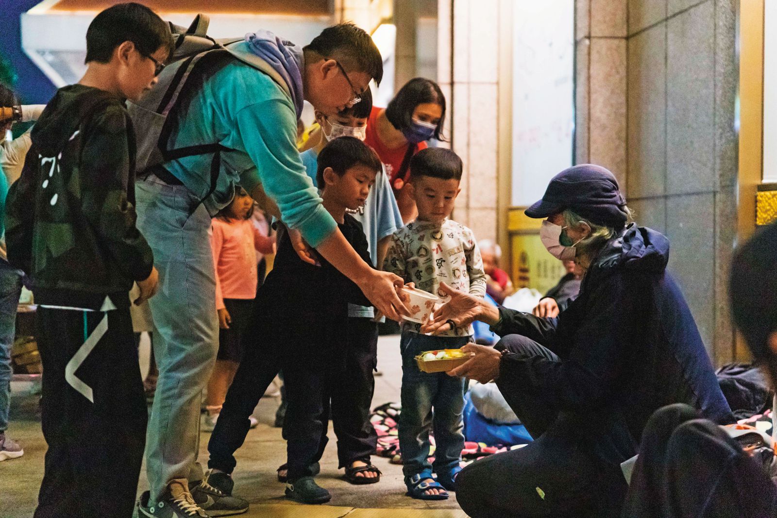 人生百味從2015年開始舉辦街頭尾牙，在歲末年終時提供餐點給台北車站的無家者。（圖／人生百味提供）