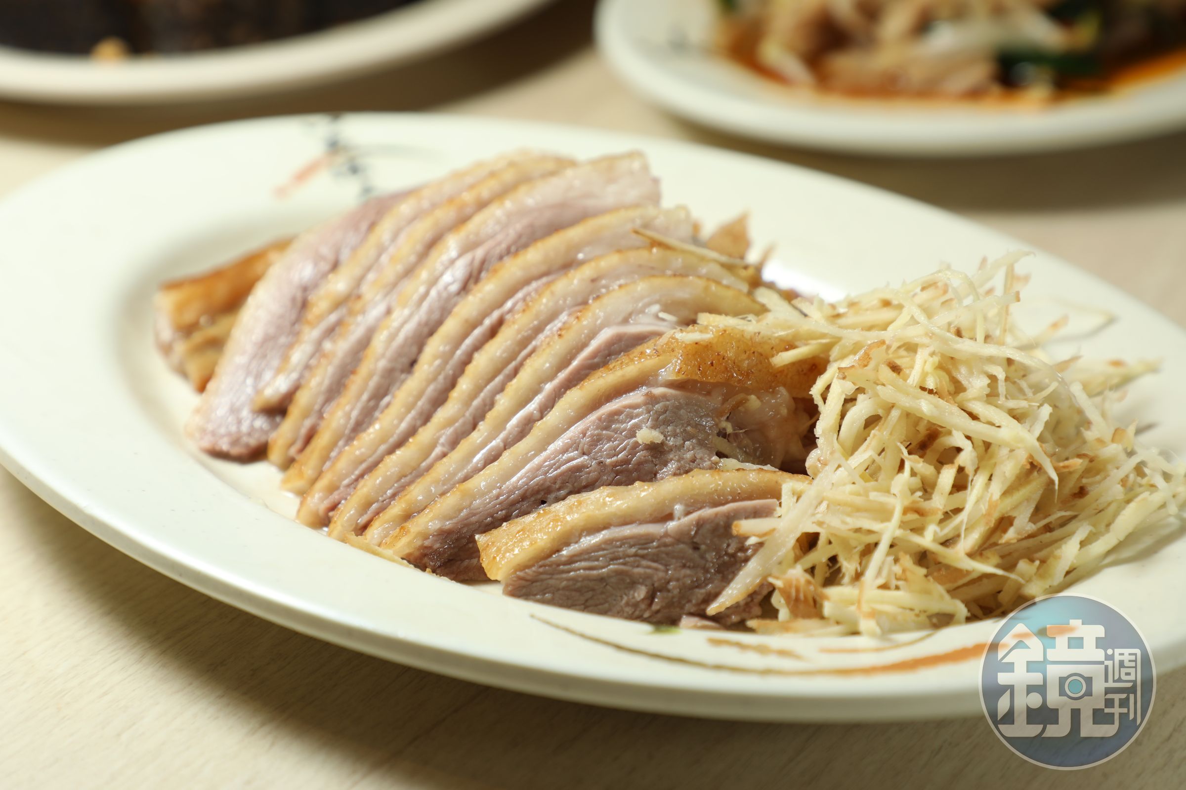 「南平鵝肉專賣店」的招牌煙燻鵝肉，肉質粉嫩多汁。