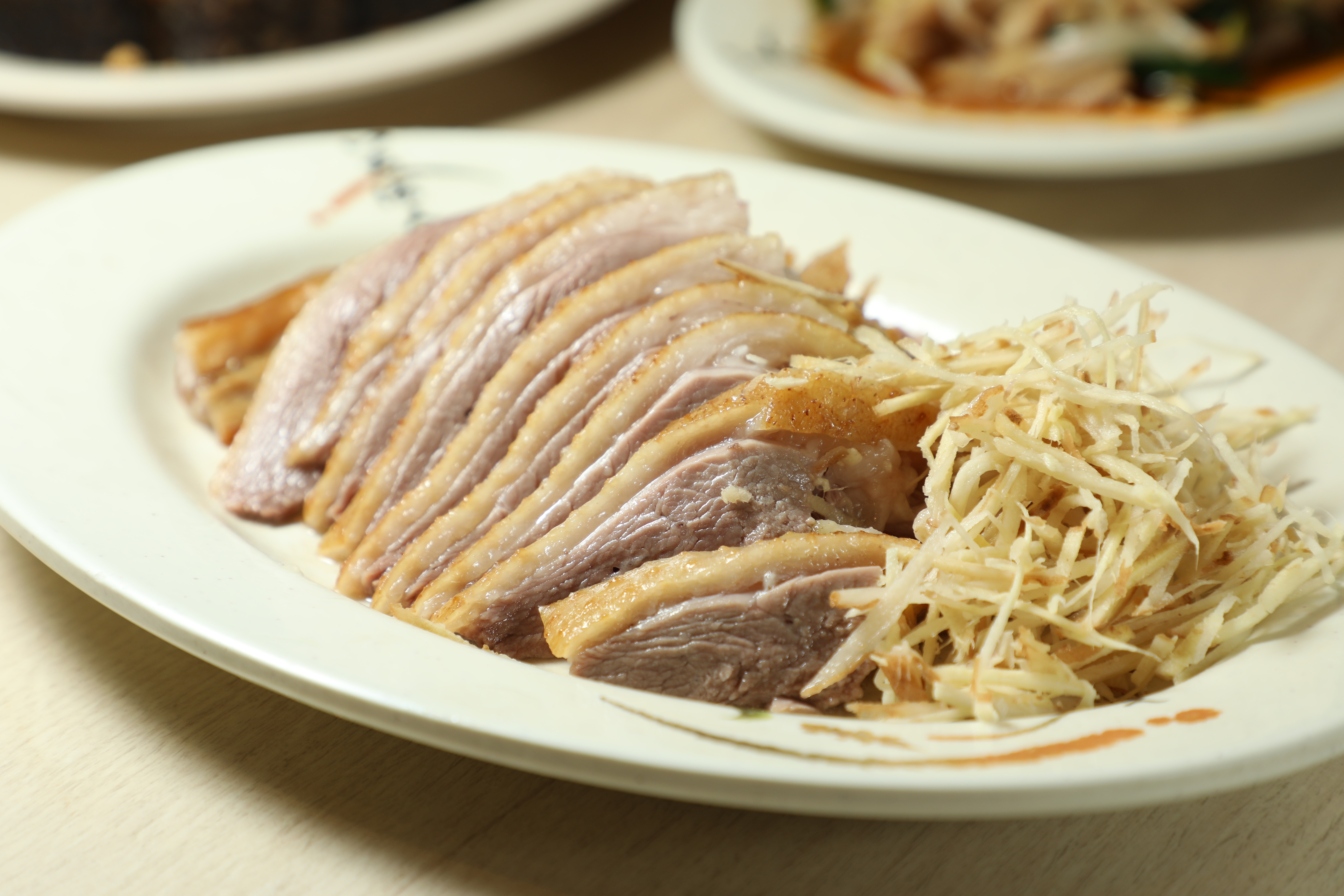 「南平鵝肉專賣店」的招牌煙燻鵝肉，肉質粉嫩多汁。