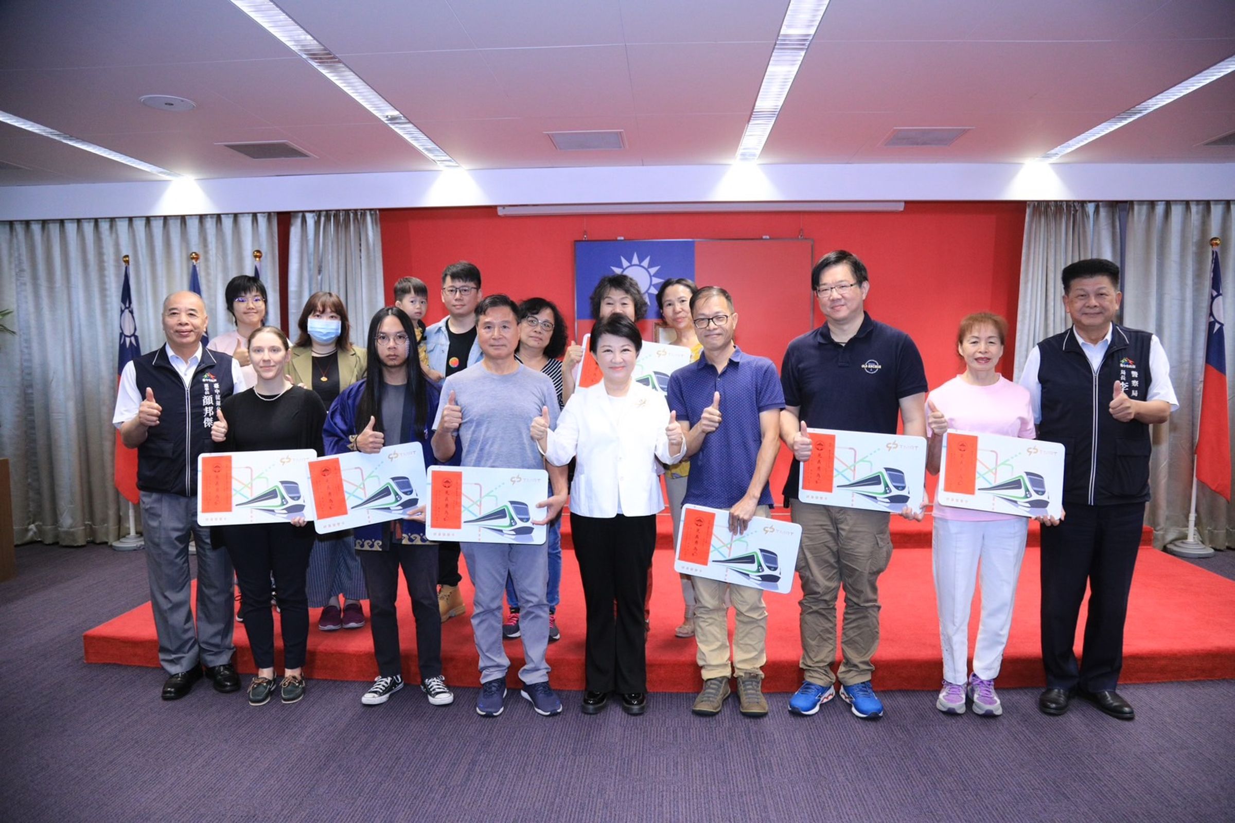 台中市政府今(4)日於市政會議公開表揚中捷英雄。(中市府提供)