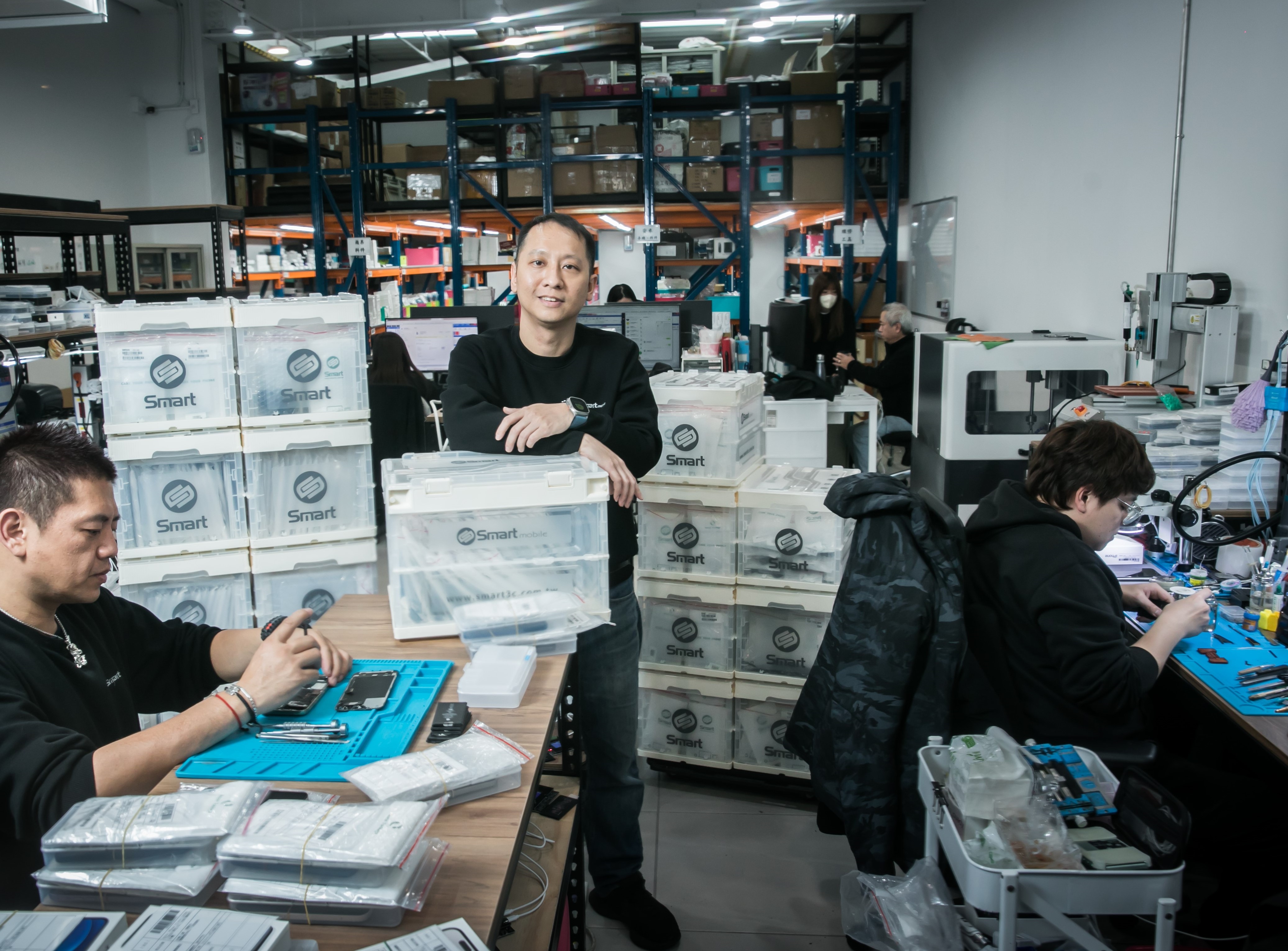 創宇通訊總經理莊涵凱在手機產業一待27年，雖經歷事業低谷卻不放棄，從跑單幫少年身變身二手手機霸主。