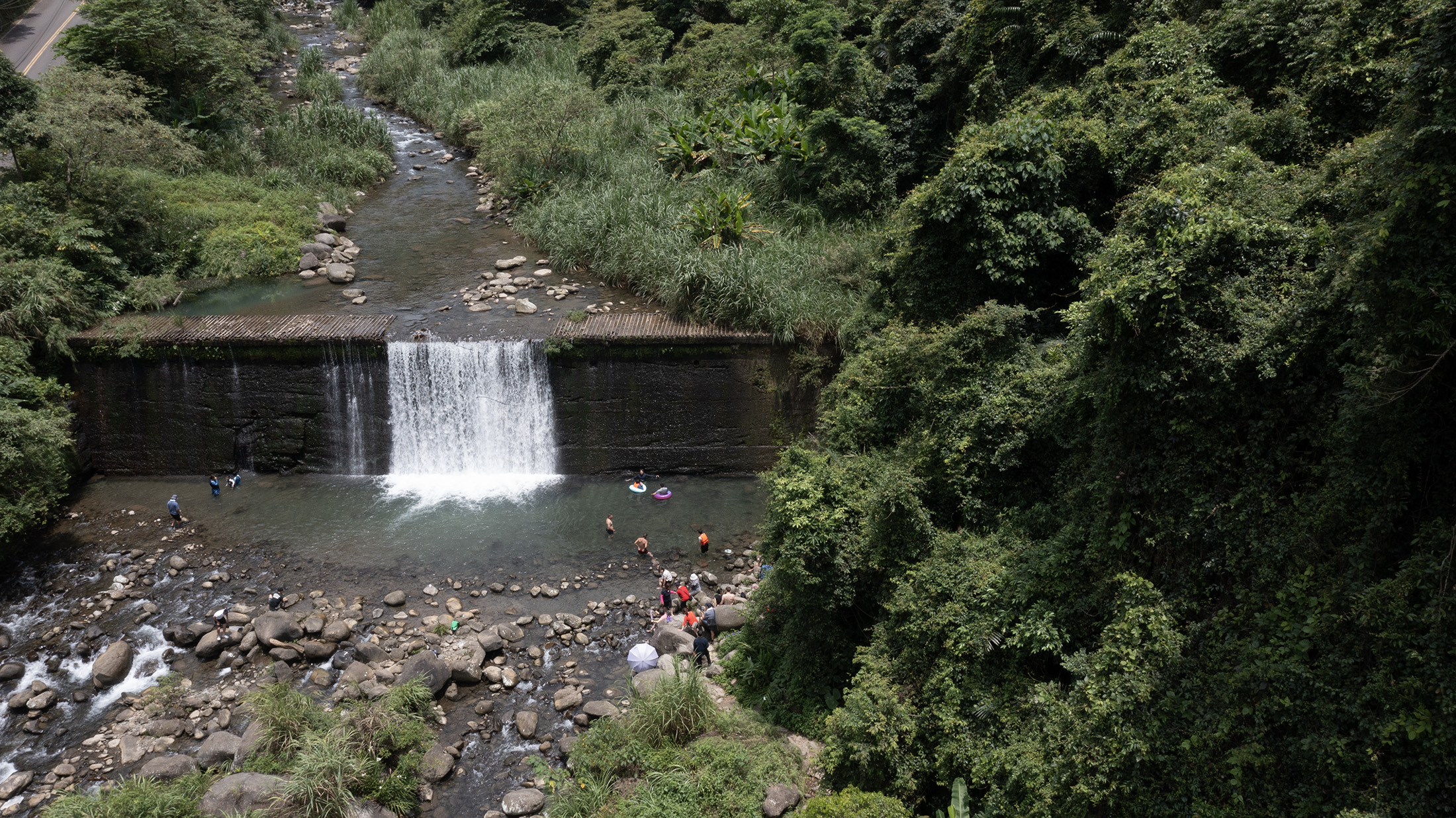 盛夏時節，「北埔冷泉」沁涼的泉水總吸引大批遊客前來戲水消暑。
