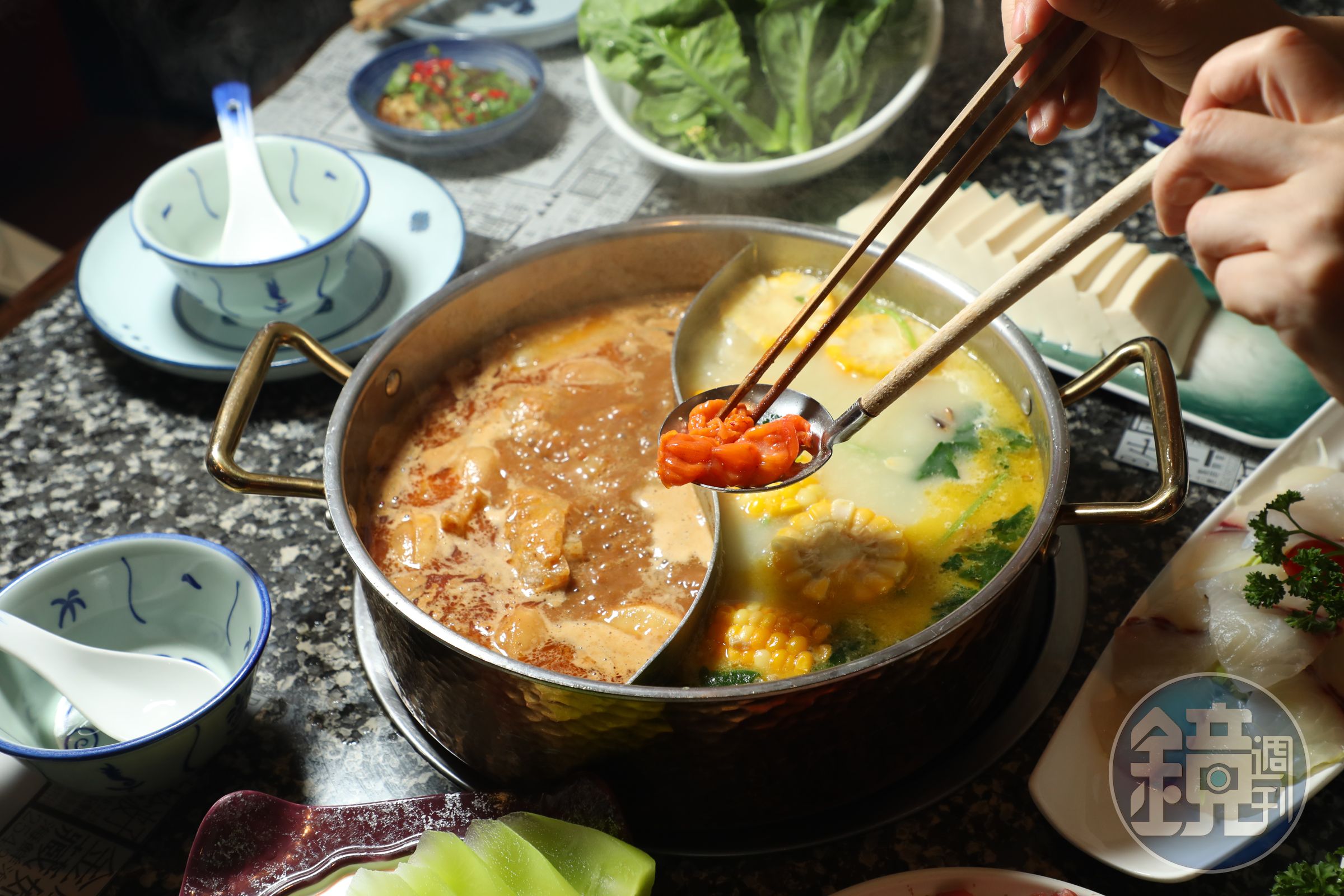 用沙嗲與芫茜皮蛋兩種鴛鴦口味涮煮「珊瑚蚌」（港幣138元／份），有濃淡兩種表現。（鴛鴦鍋底港幣258元／份）