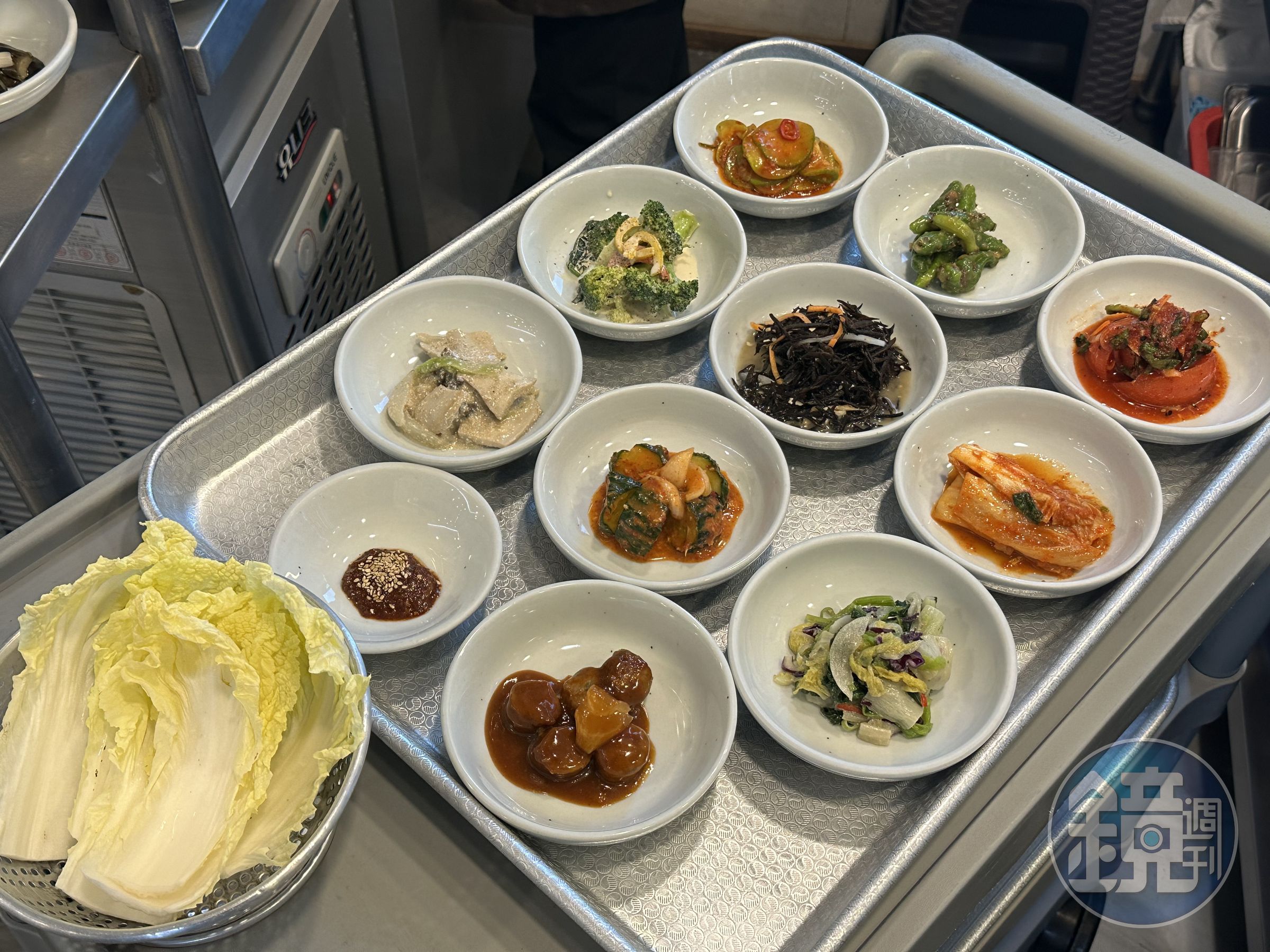 10種小菜包含辛奇、醃黃瓜、肉丸、花椰菜等,搭配魚肉吃能變化味道。
