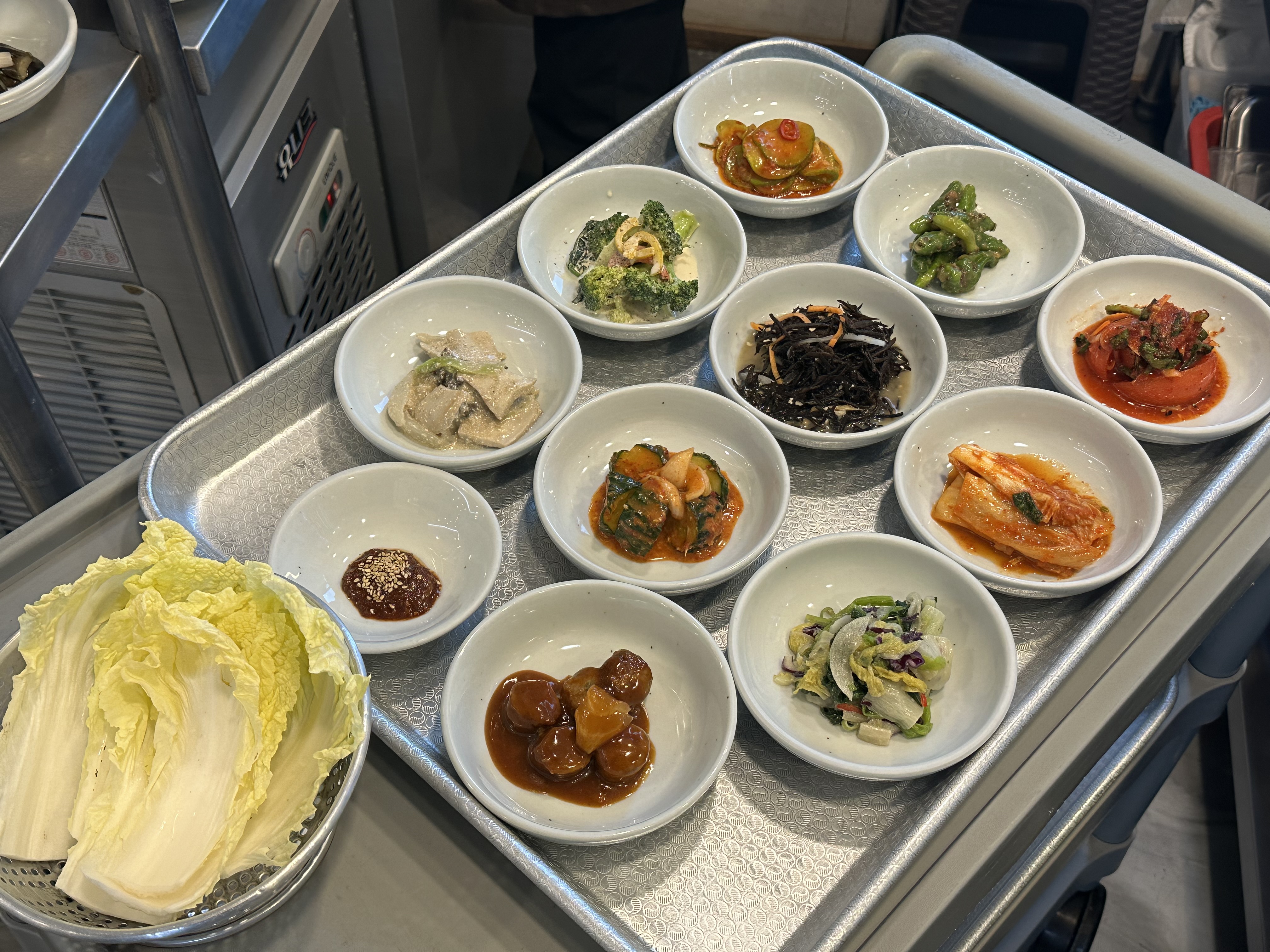 10種小菜包含辛奇、醃黃瓜、肉丸、花椰菜等，搭配魚肉吃能變化味道。