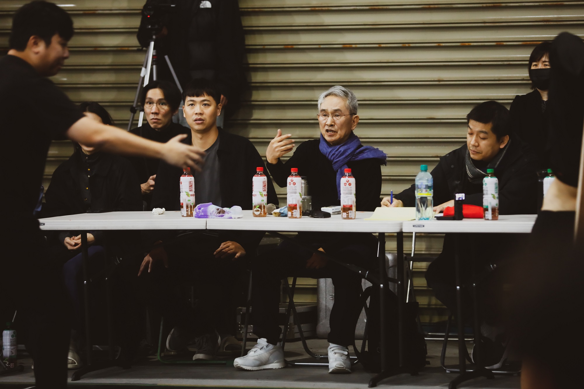 林懷民（中）神情專注執導《幾米男孩的100次勇敢》彩排。