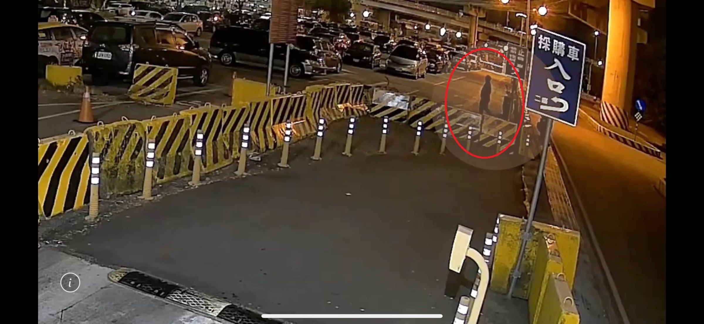 警方鎖定謝男深夜騎車到停車場選定目標，用鑿子將車窗打破。（翻攝畫面）