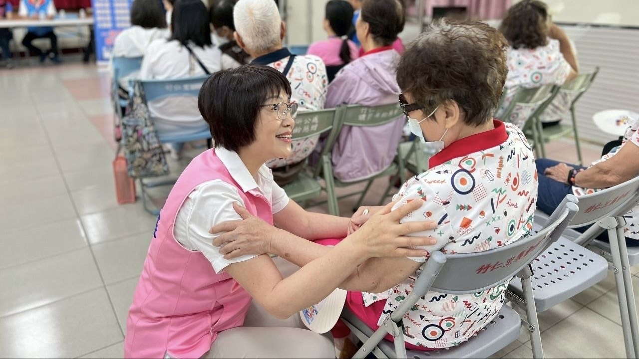 蔡志環（左1）要求縣府推動「10分鐘生活圈」長照服務。（議員蔡志環團隊提供）