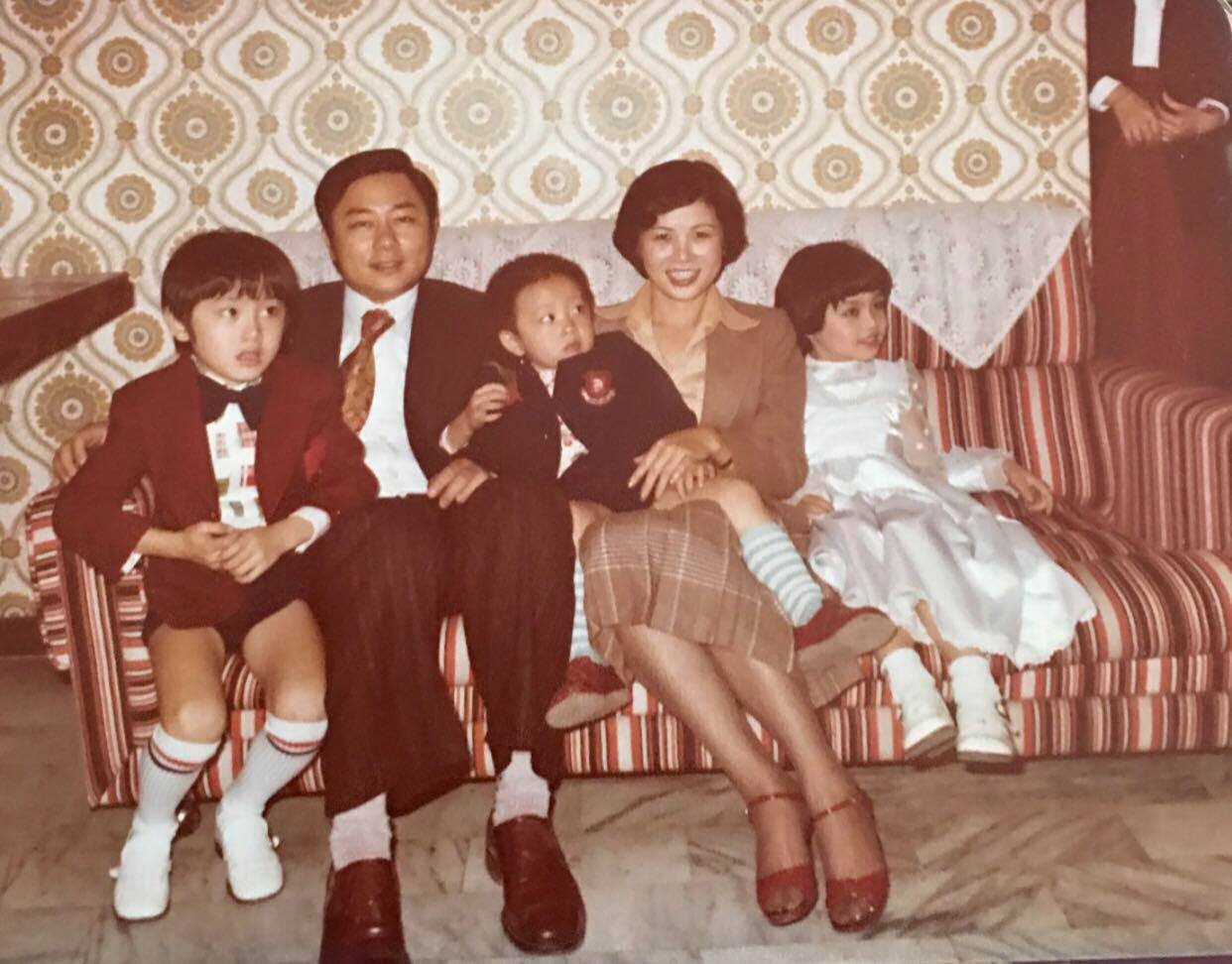 李明川(左3)幼時家境清苦,但家人給了滿滿的愛,讓他沒變成錙銖必較的人。(翻攝自李明川臉書)