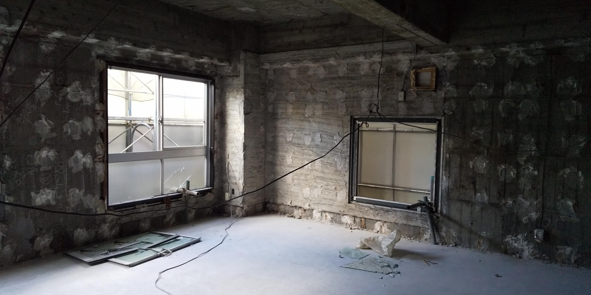 台中傳出一名房客竟直接鑿洞打通到鄰居客廳，另隔一間房間竊占鄰居客廳。（示意圖，photoAC）