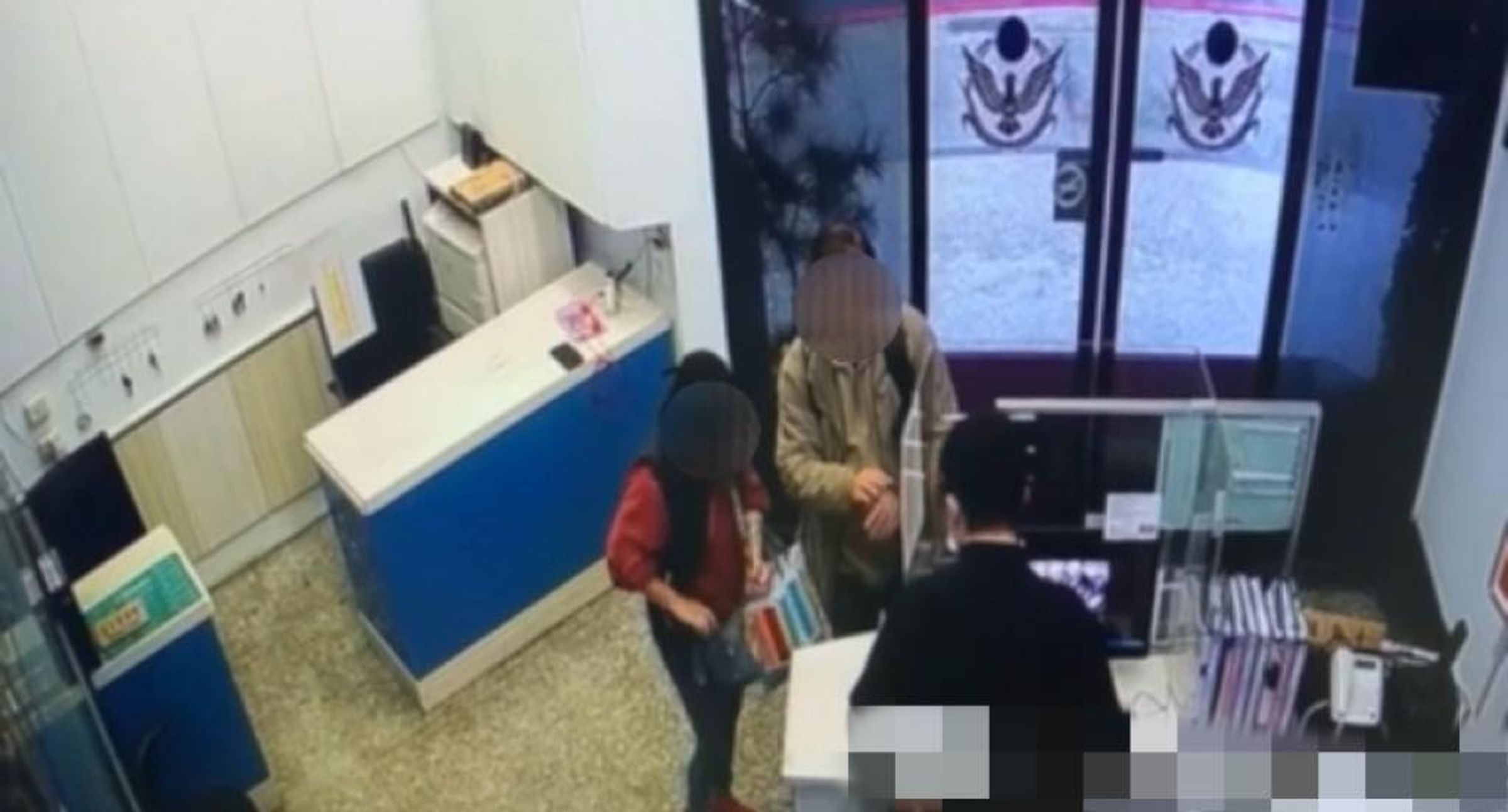 一對夫妻為了兒子考學測到板橋分局向值班警員借錶。(翻攝自板橋警聲雲臉書)
