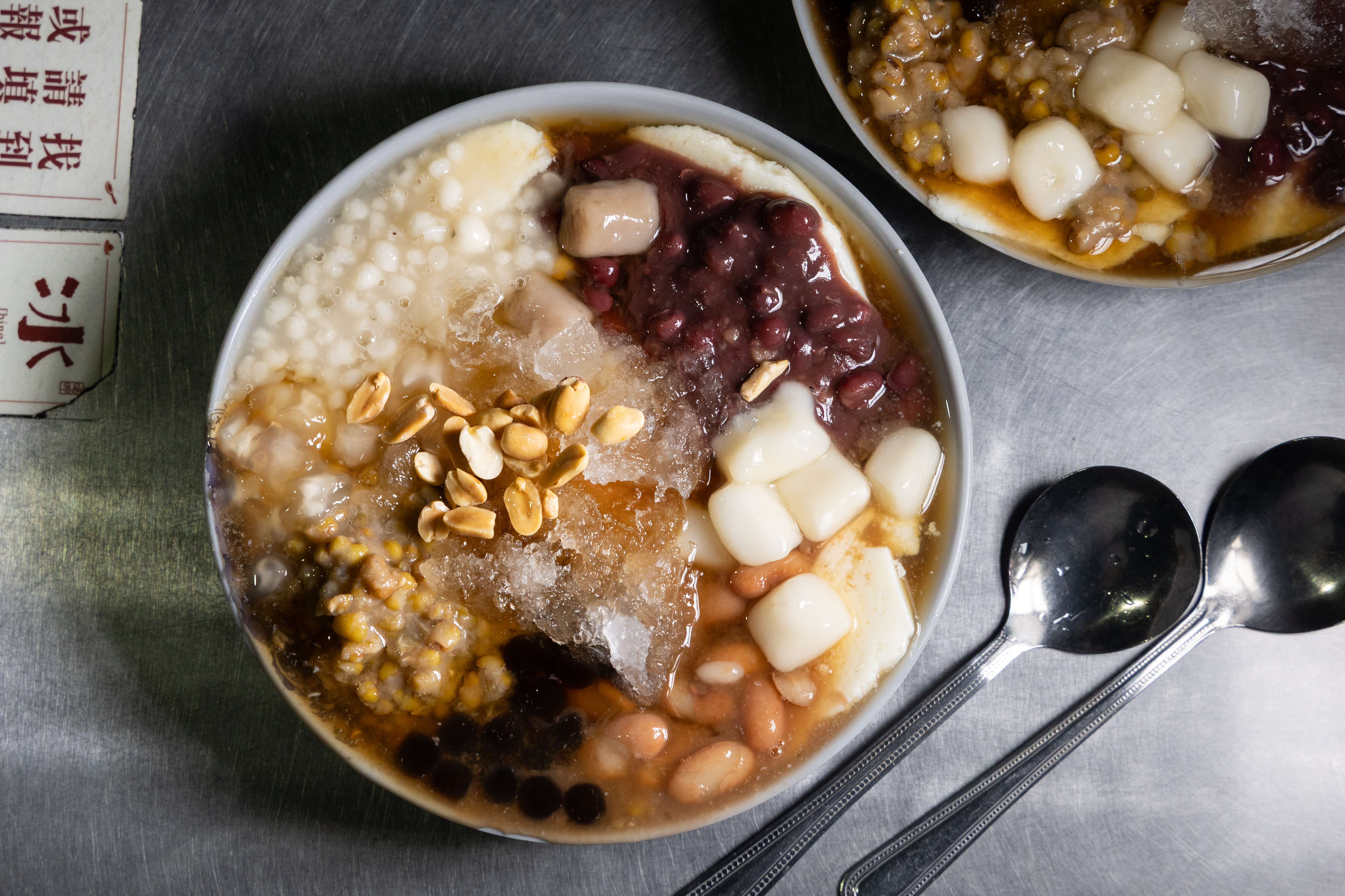 冰鄉的招牌是「八寶豆花」，八寶有紅豆、綠豆、大豆、麥角、圓仔、芋圓、粉角、硬花生等，豆花是從黃豆開始自製的傳統豆花，整碗吃完超級有飽足感。（60元／份）