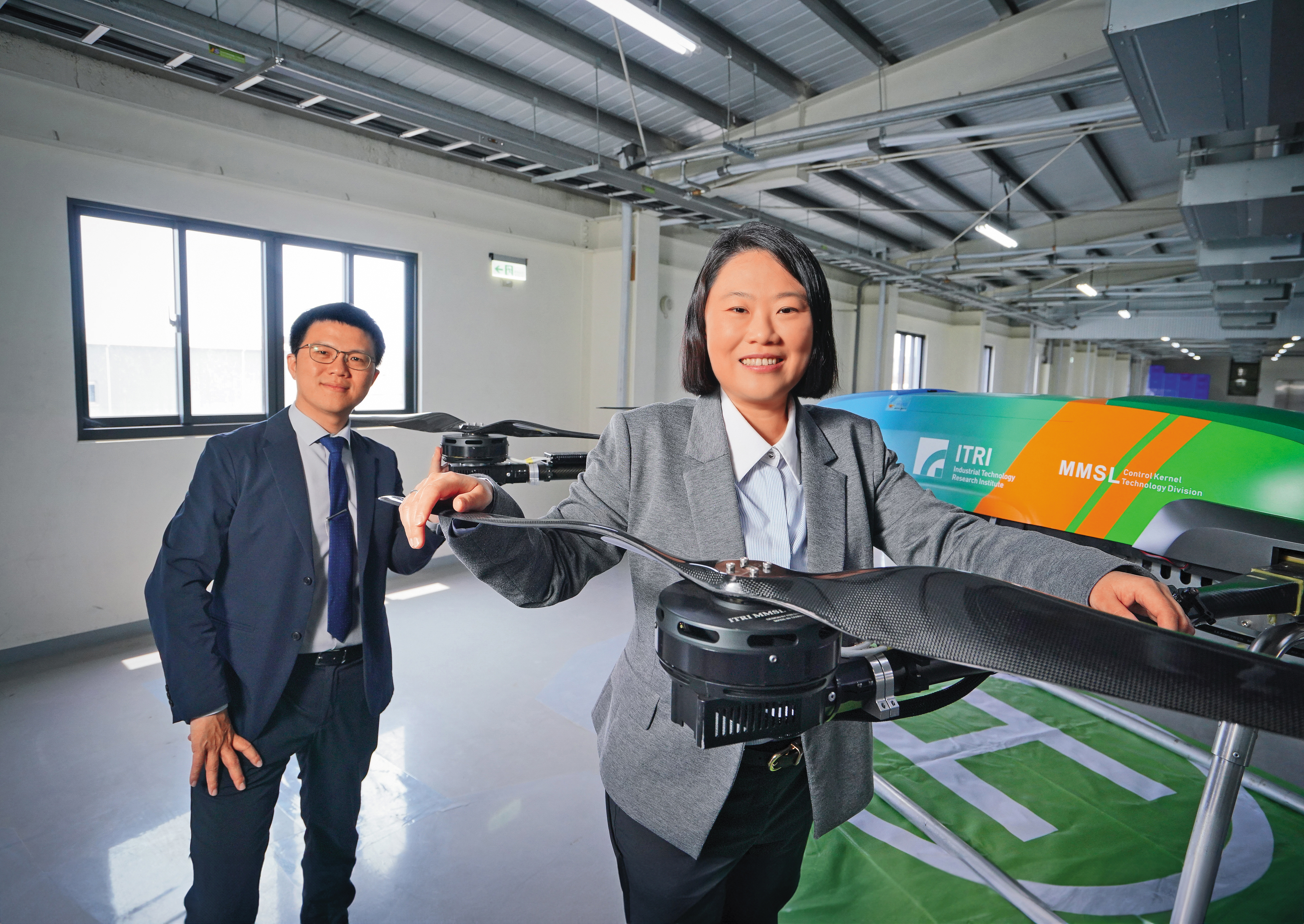 昶瑞機電董事長蔡翔如（前）與總經理楊偉成（後）十多年前以無人問津的DC（直流電）吊扇創業，在成為世界DC吊扇龍頭後，成功跨足可載重數百公斤的無人機動力模組製造。