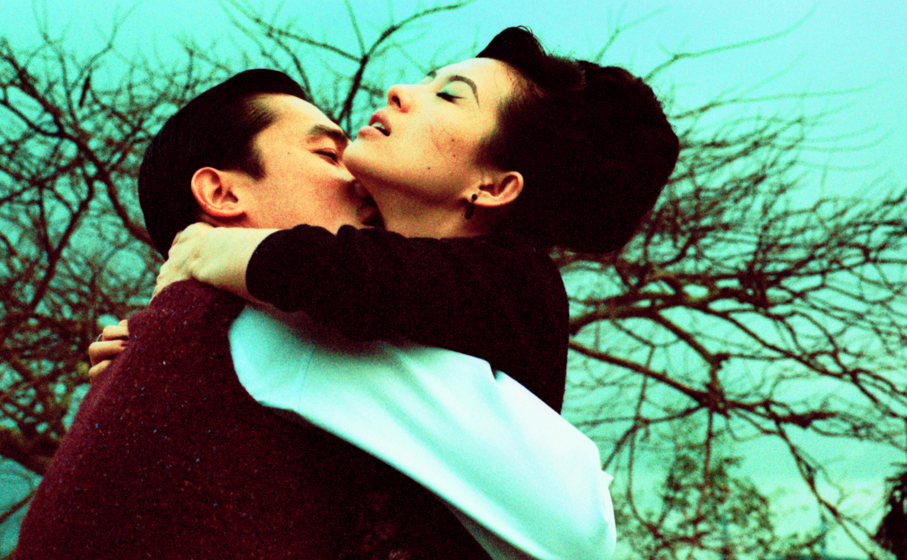 梁朝偉與章子怡在片中是情人關係，對手戲甚多，因此即使生病發燒，也要配合章子怡最後一天拍攝而開工。（CATCHPLAY提供）