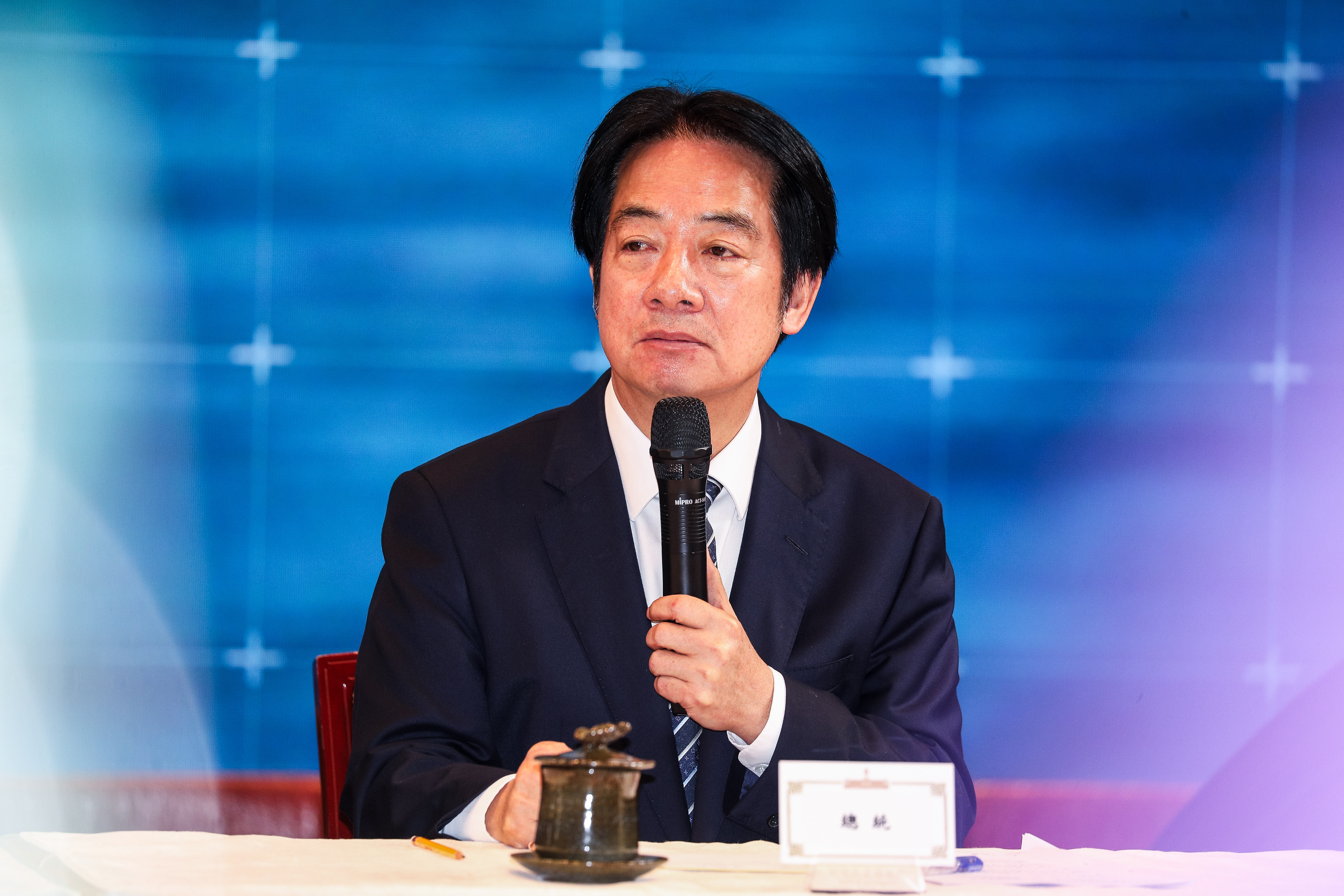 《美麗島電子報》今公布最新「1月國政民調」中，總統賴清德的信任度上升至46.9%與不信任度43.3%黃金交叉。（鏡報鄒保祥攝）