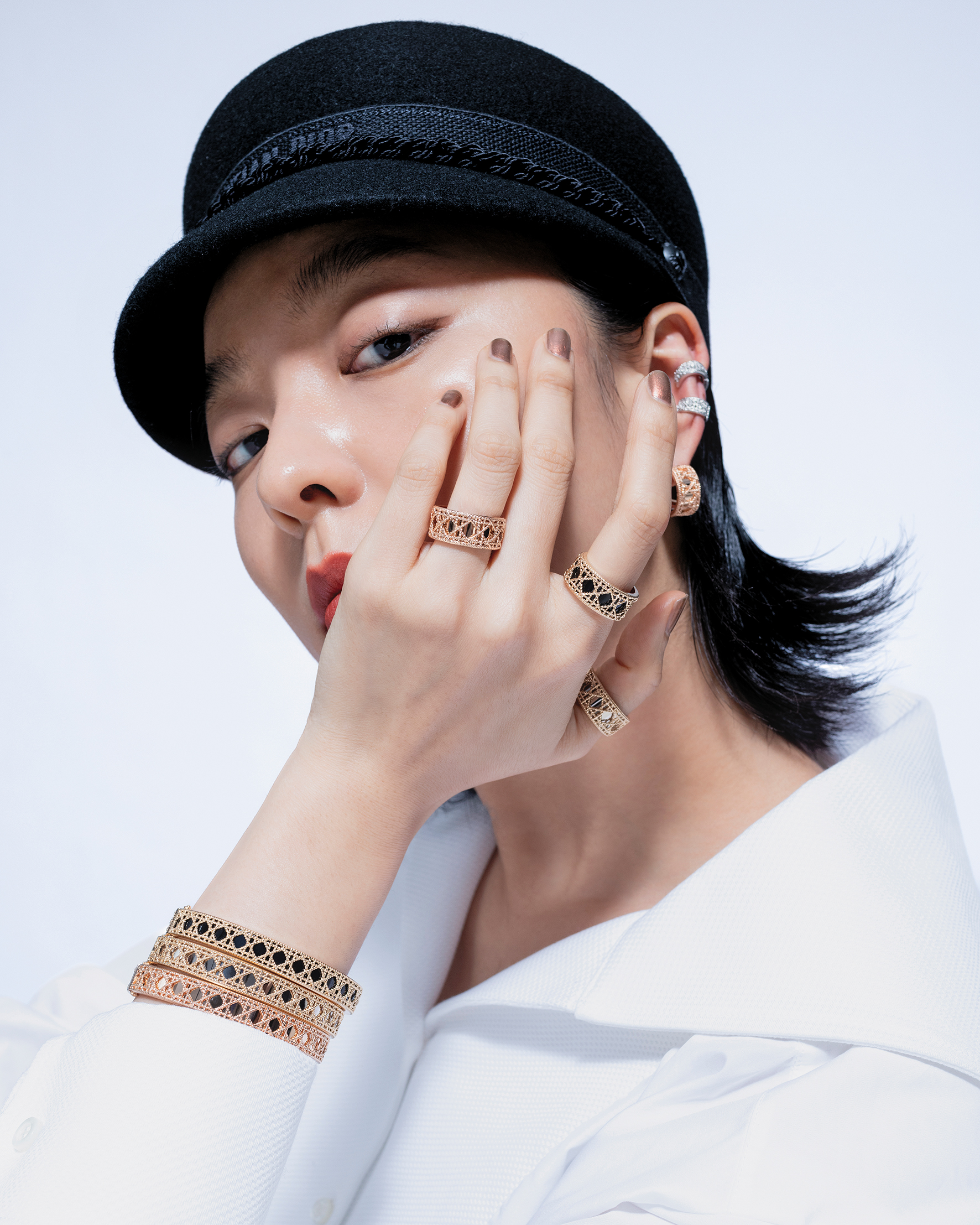 DiorTravel黑色刺繡飾帶氈帽NT$31,500；白色水手領襯衫 NT$76,000；My Dior 18K白金鑲鑽耳環 NT$197,000；My Dior玫瑰金耳環 NT$149,000；My Dior 18K白金戒指 NT$112,000；My Dior玫瑰金戒指 NT$109,000；My Dior 18K金黑漆戒指NT$111,000；My Dior 18K金手環 NT$325,000；My Dior玫瑰金手鐲 NT$315,000；My Dior金黑漆手鐲 NT$320,000 all by Dior