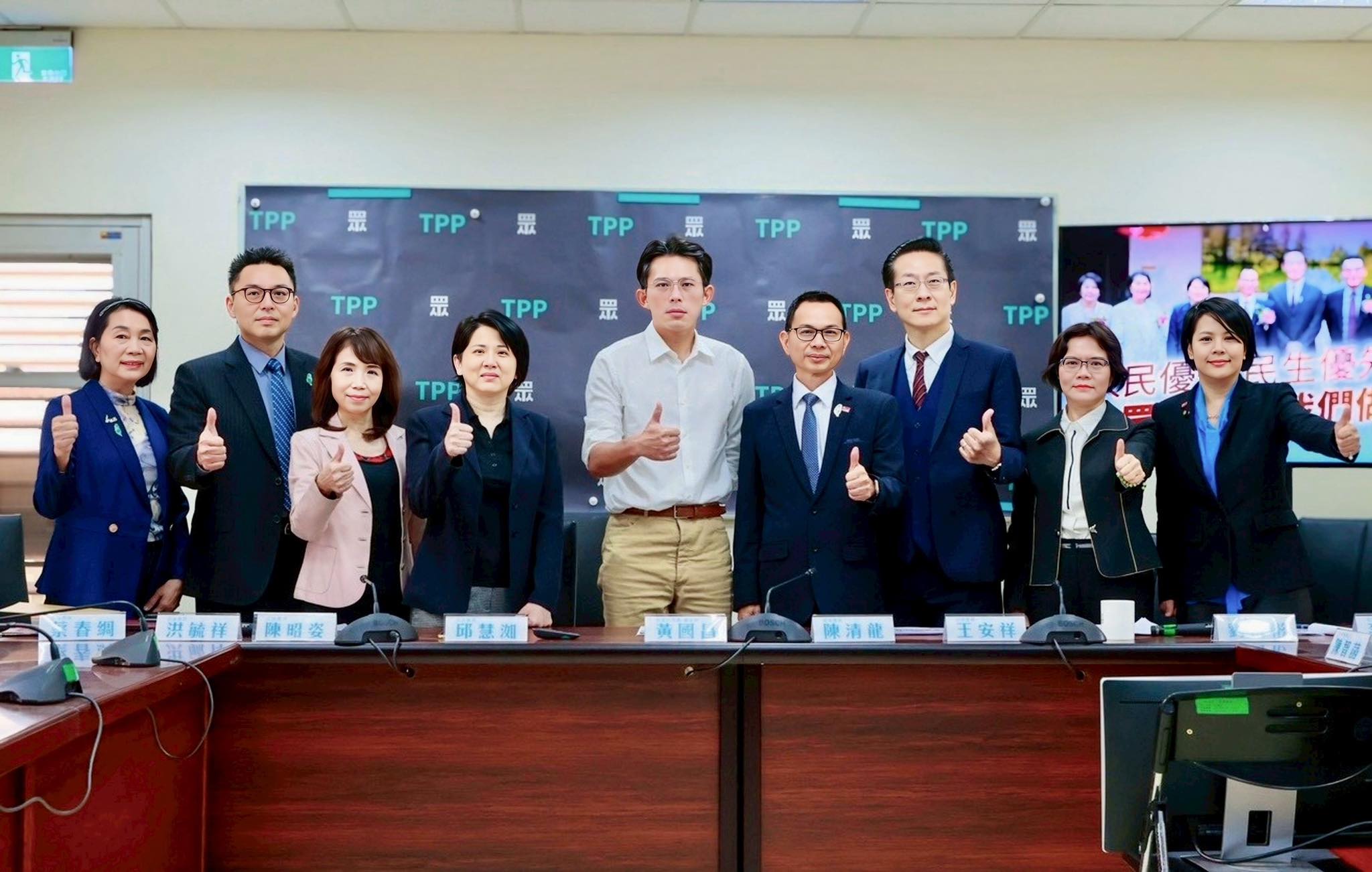 白營包括黃國昌(右5)在內過去力倡吹哨者保護,李貞秀(右1)當年具名檢舉高虹安是否構成開除理由,讓白營騎虎難下。(翻攝自李貞秀臉書)