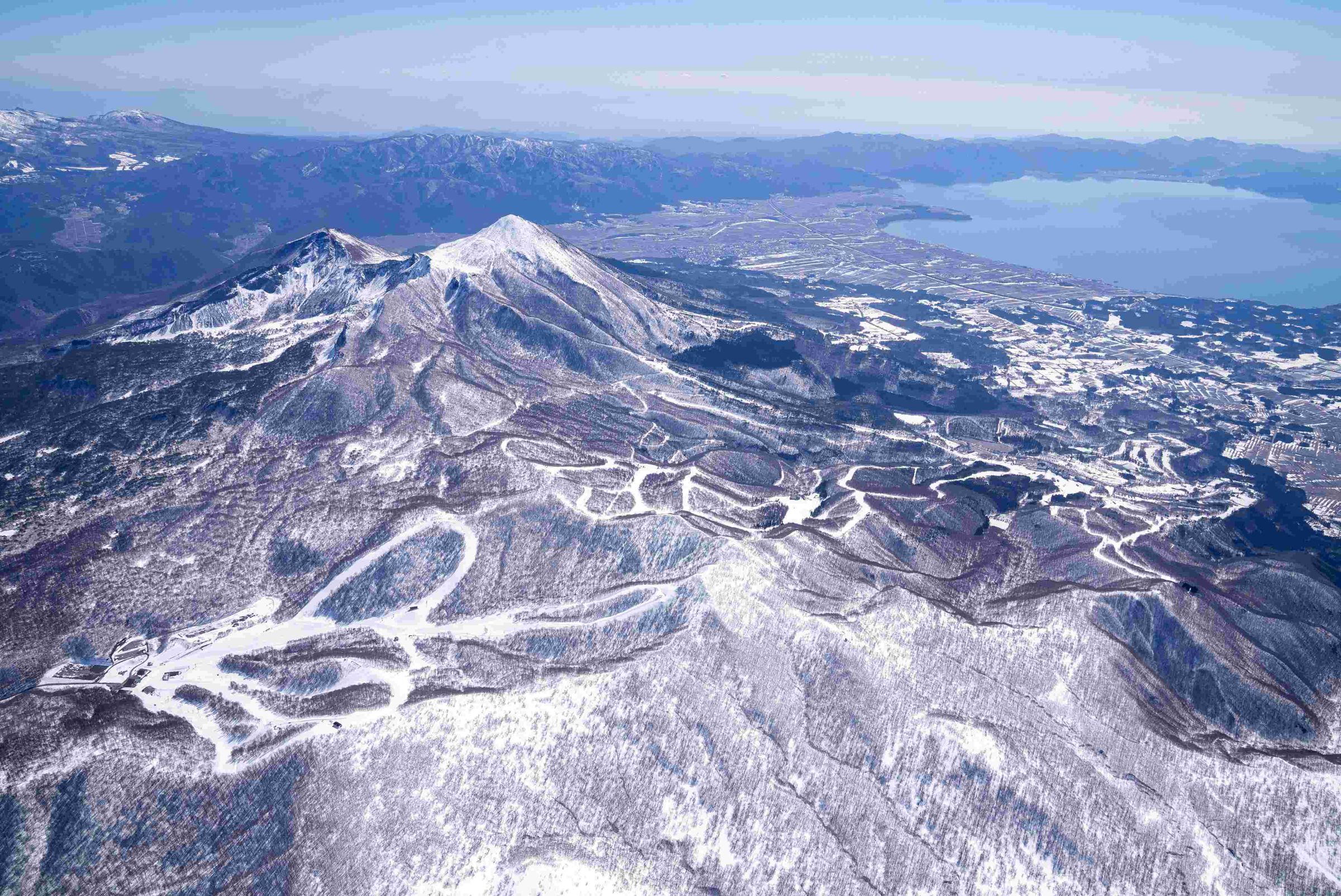 從高處俯瞰「NEKOMA Mountain」滑雪場,可見雪道綿延交錯。(NEKOMA Mountain提供)