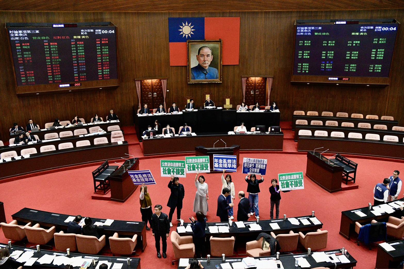 立法院日前三讀通過反年改相關修法。（鏡報李智為攝）