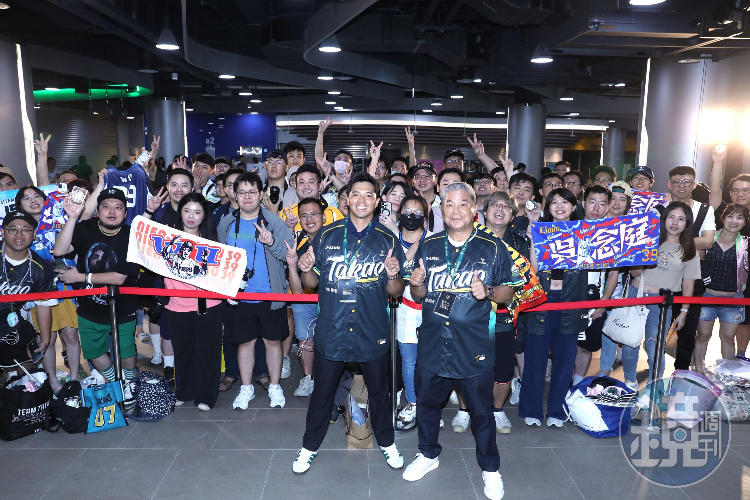 吳復連X吳念庭賽前簽名會限額50位,獻給台鋼幸運球迷,並走下台與球迷合影!(攝影組)