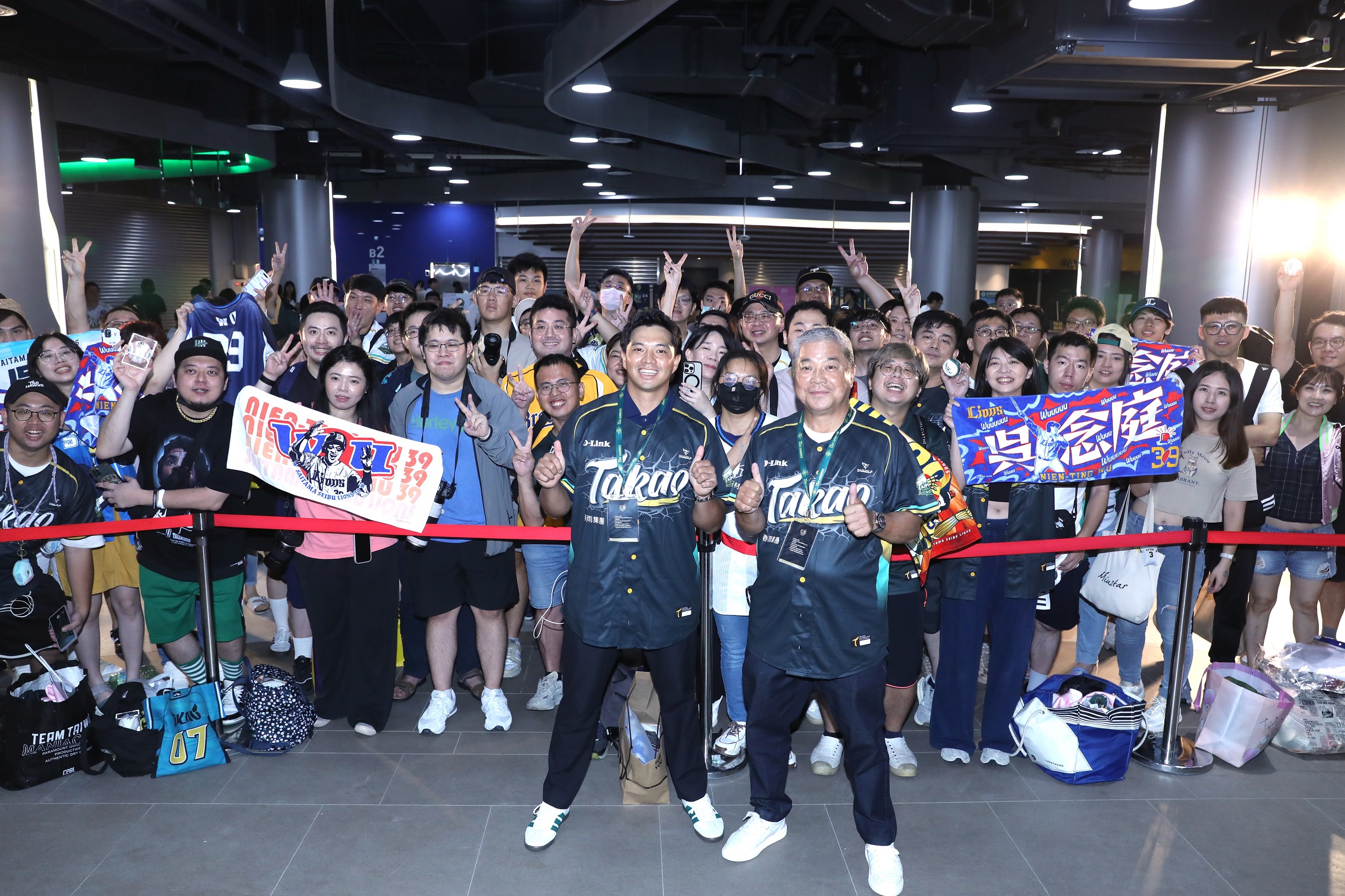 吳復連X吳念庭賽前簽名會限額50位,獻給台鋼幸運球迷,並走下台與球迷合影!(攝影組)