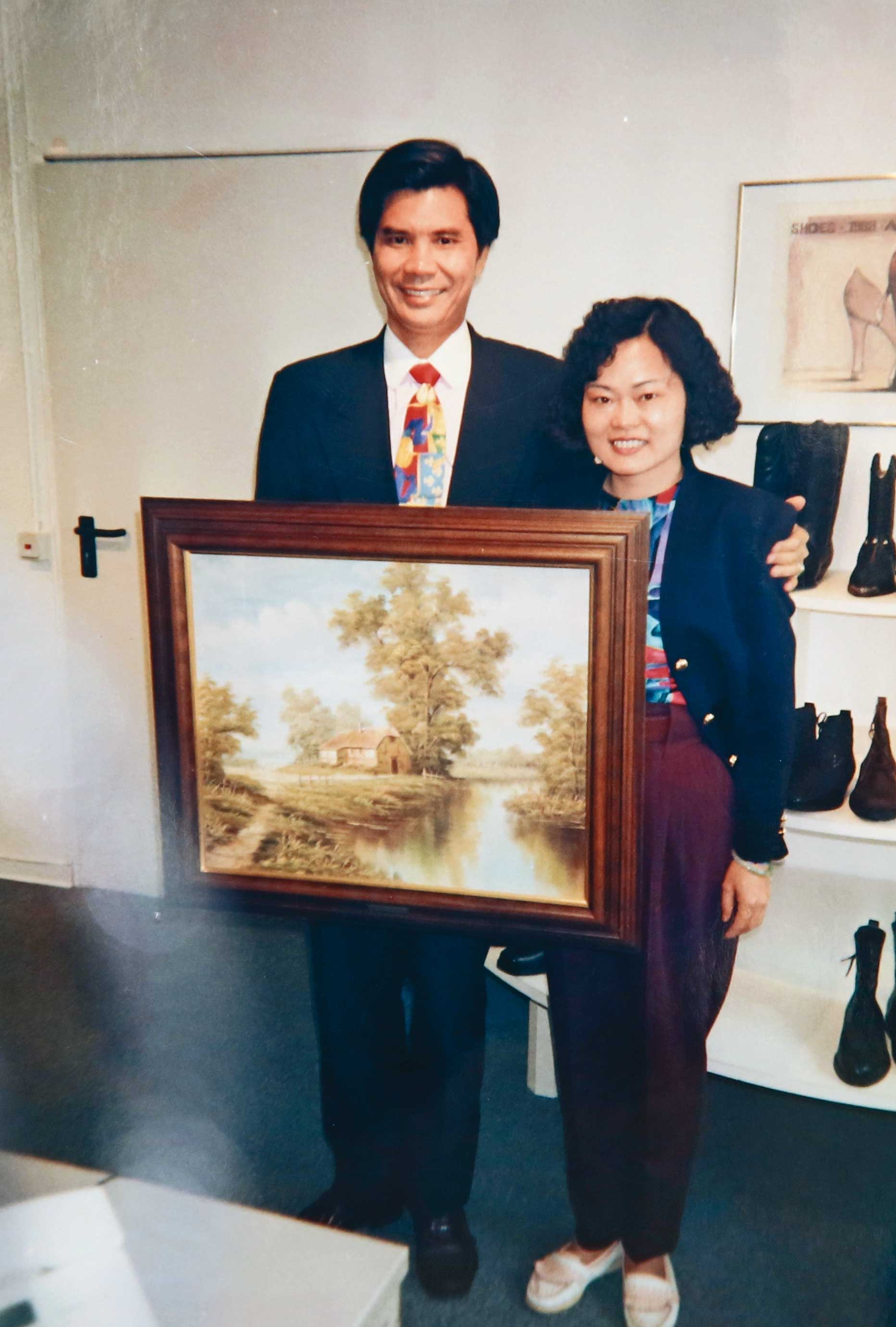 林義順的父親林坤旺（左）、母親王秀利（右）1981年創立寬源，以做中高端女鞋起家。（寬源實業提供）