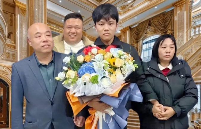 解清帥從小被拐賣，長大終於經由人臉AI辨識系統找回親生父母。（翻攝微博）