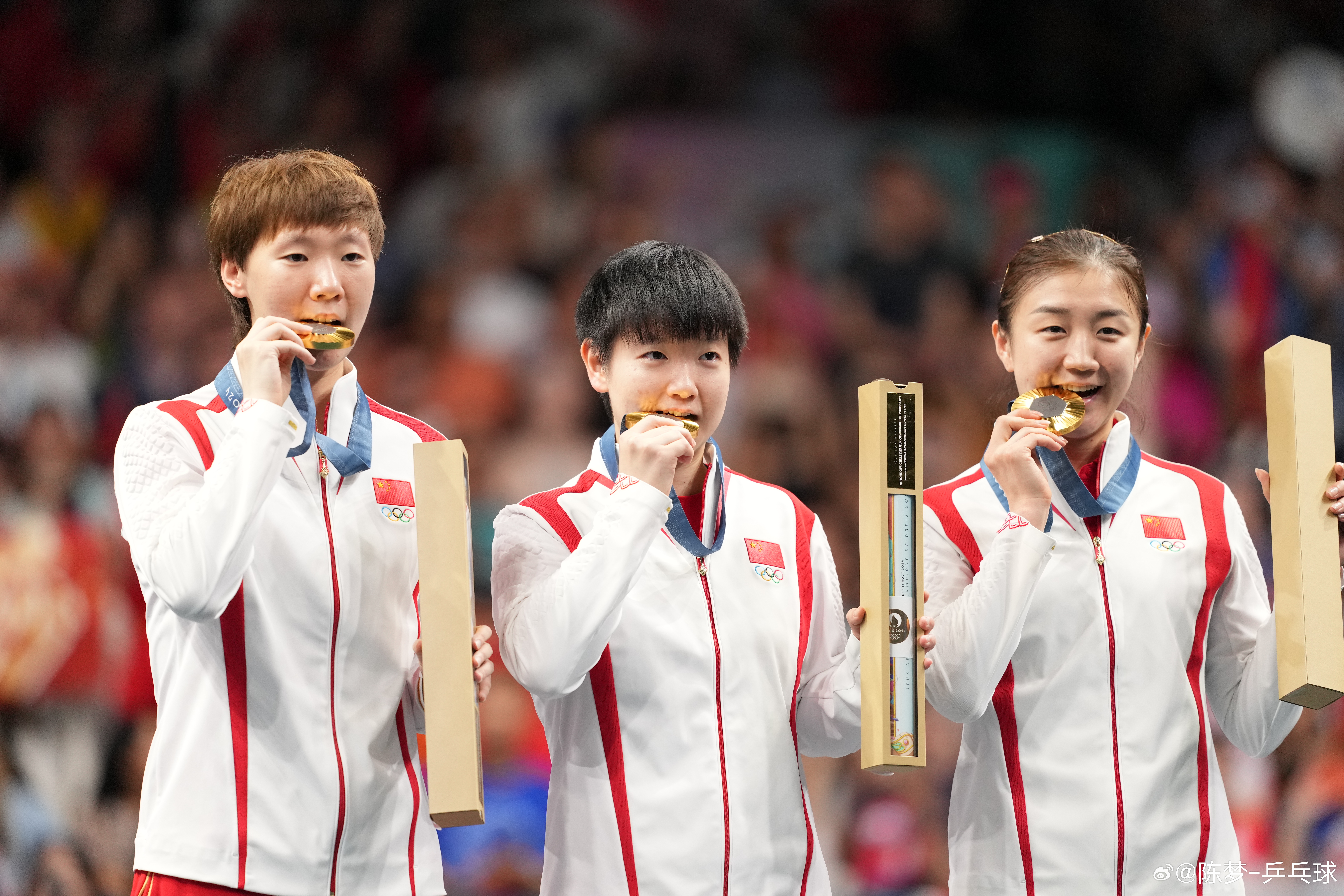 陳夢（右）擊敗隊友孫穎莎（中），在女單奪金，讓不少中國球迷相當失望。（翻攝自陳夢微博）