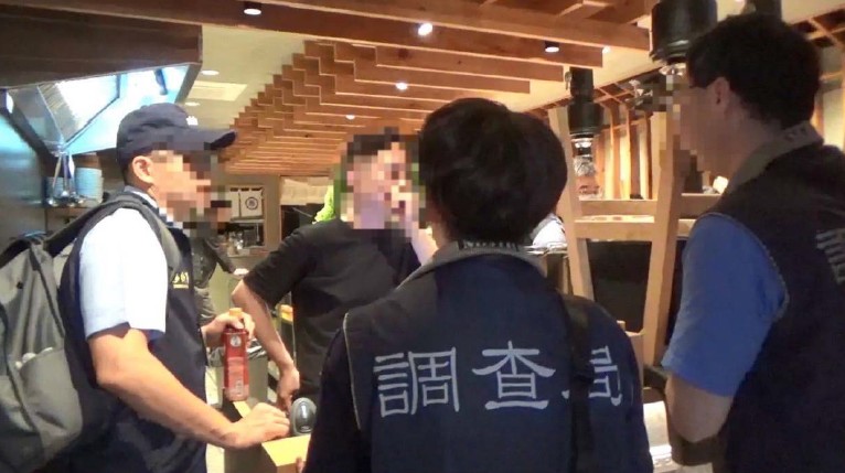 檢方指揮調查局搜索台中知名高檔「和牛EMPEROR」餐廳，查扣餐廳食材資料、營業收據及肉品進銷貨明細等證物。（翻攝畫面）