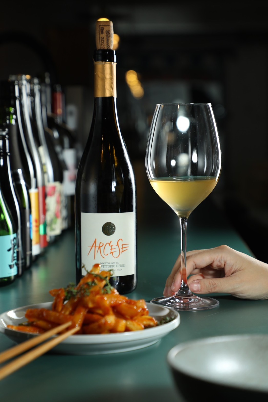 義大利氣泡白酒「Arcese」（260元／杯，1,300元／支）酒韻適度，帶有活潑果香，與酥香的「焦糖奶油馬鈴薯」（150元／份）搭配毫無違和。