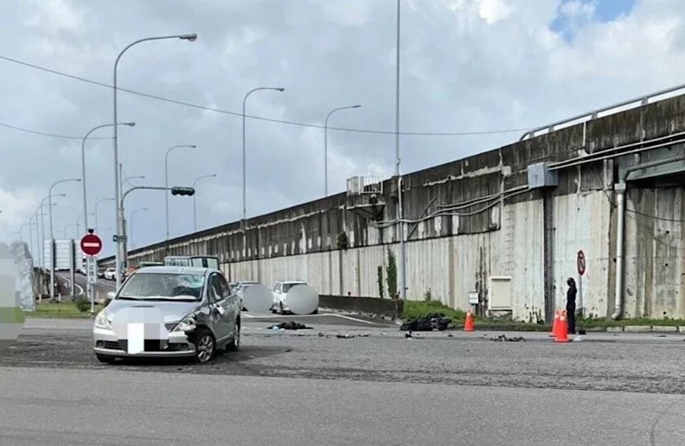 高雄楠梓區今（7日）發生一起死亡車禍，23歲外籍生大學生，疑似闖紅燈機車，與另1部下楠梓交流轎車發生擦撞。（翻攝畫面）