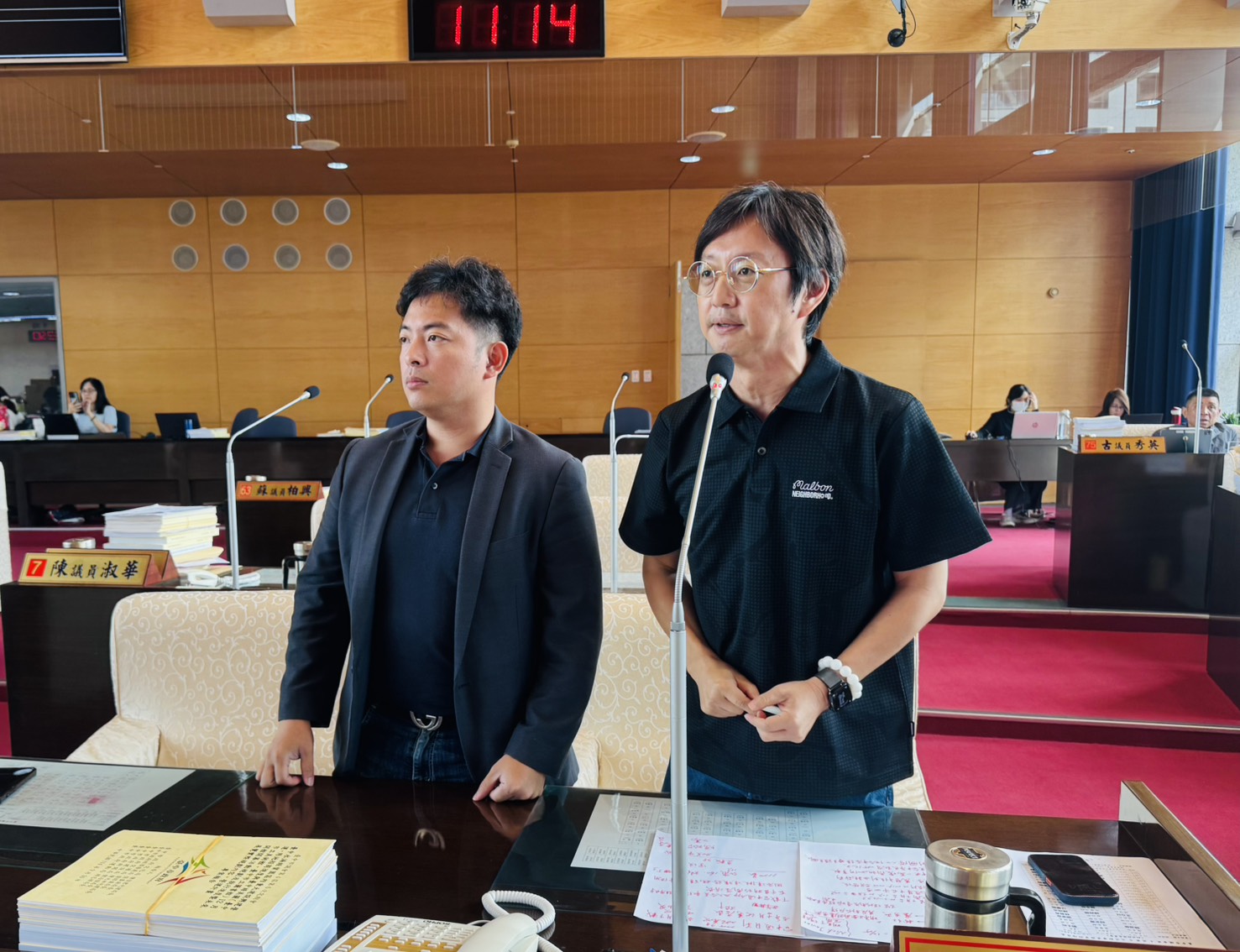 臺中市議員江肇國、蔡耀頡今質詢時，要求臺中購物節不要再有市長肖像。