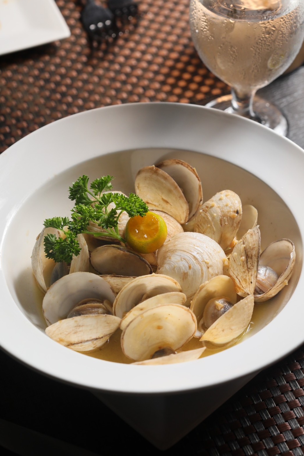 「KOROR MANGROVE CLAMS」食材來自紅樹林貝殼,簡單的大蒜與白酒調味更趁鮮甜。(14美元/份,約NT$450)