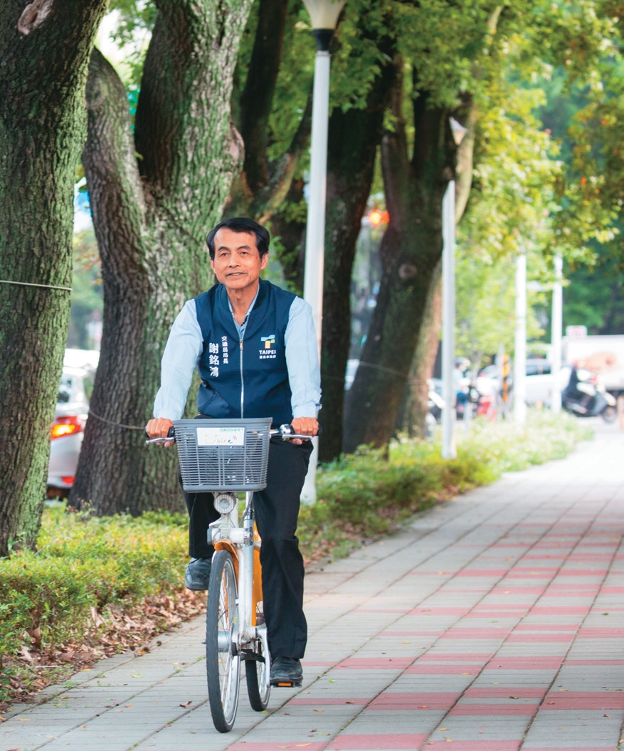 台北市交通局長謝銘鴻於「人車共道」的人行道騎乘自行車。(攝影/林煒凱)