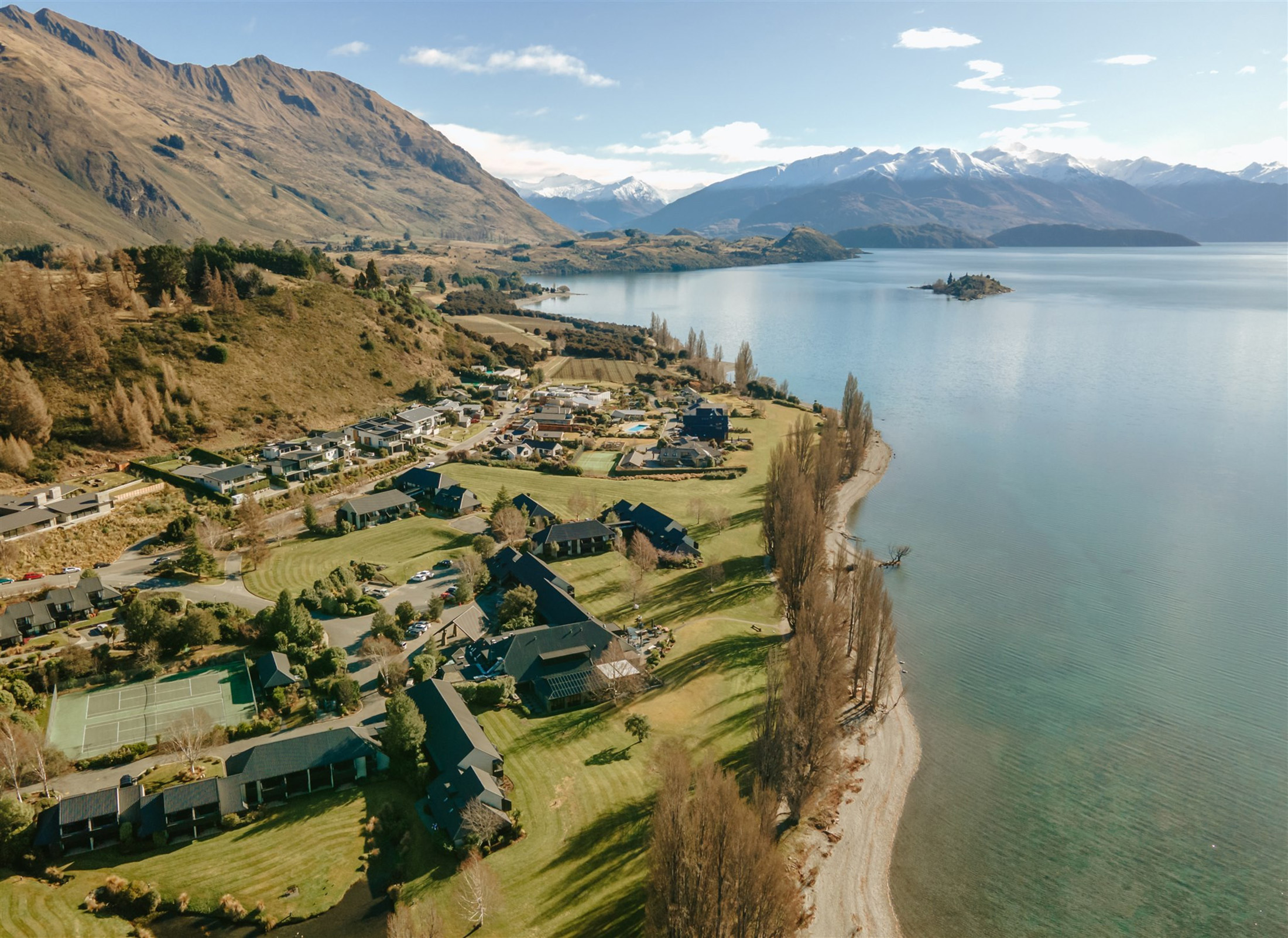 「Edgewater Wanaka Hotel」是一座沿著瓦納卡湖建造的旅館。(翻攝於飯店官網)