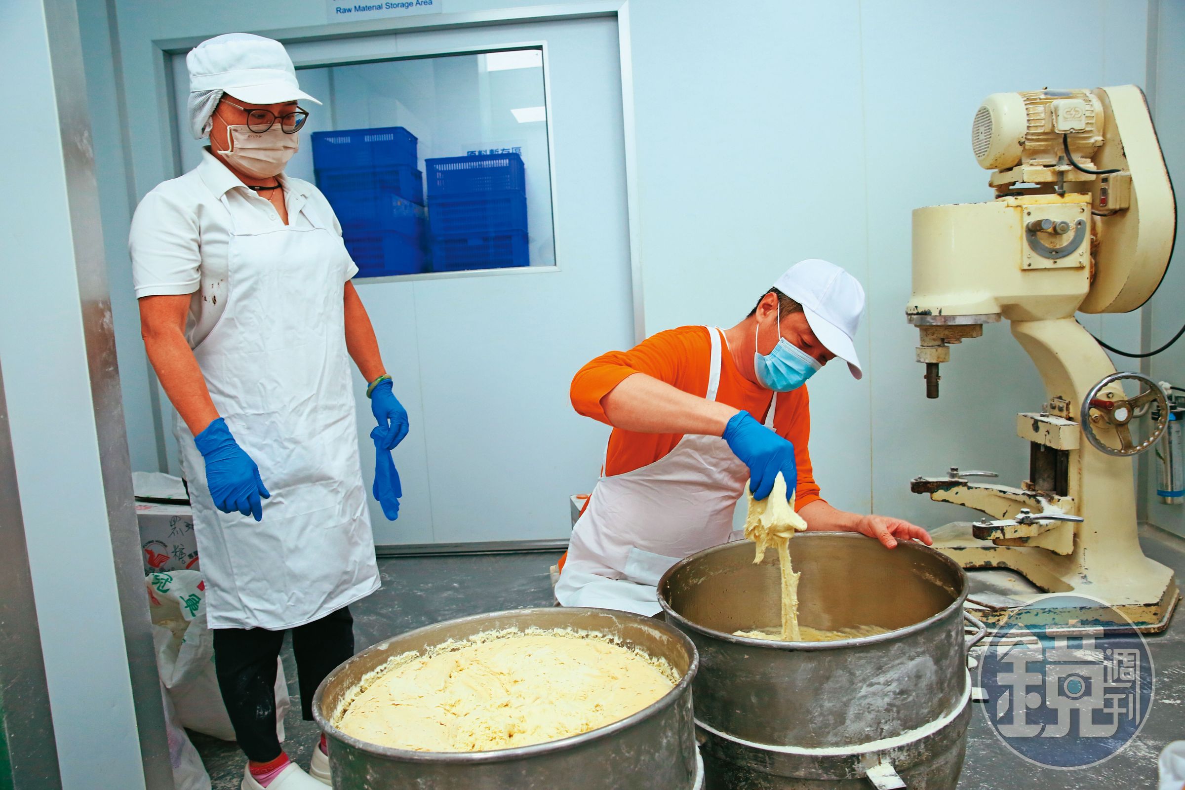 燒餅的麵團單純以老麵、自製酵素、麵粉和水製作，需放置1天以上，等待自然發麵。