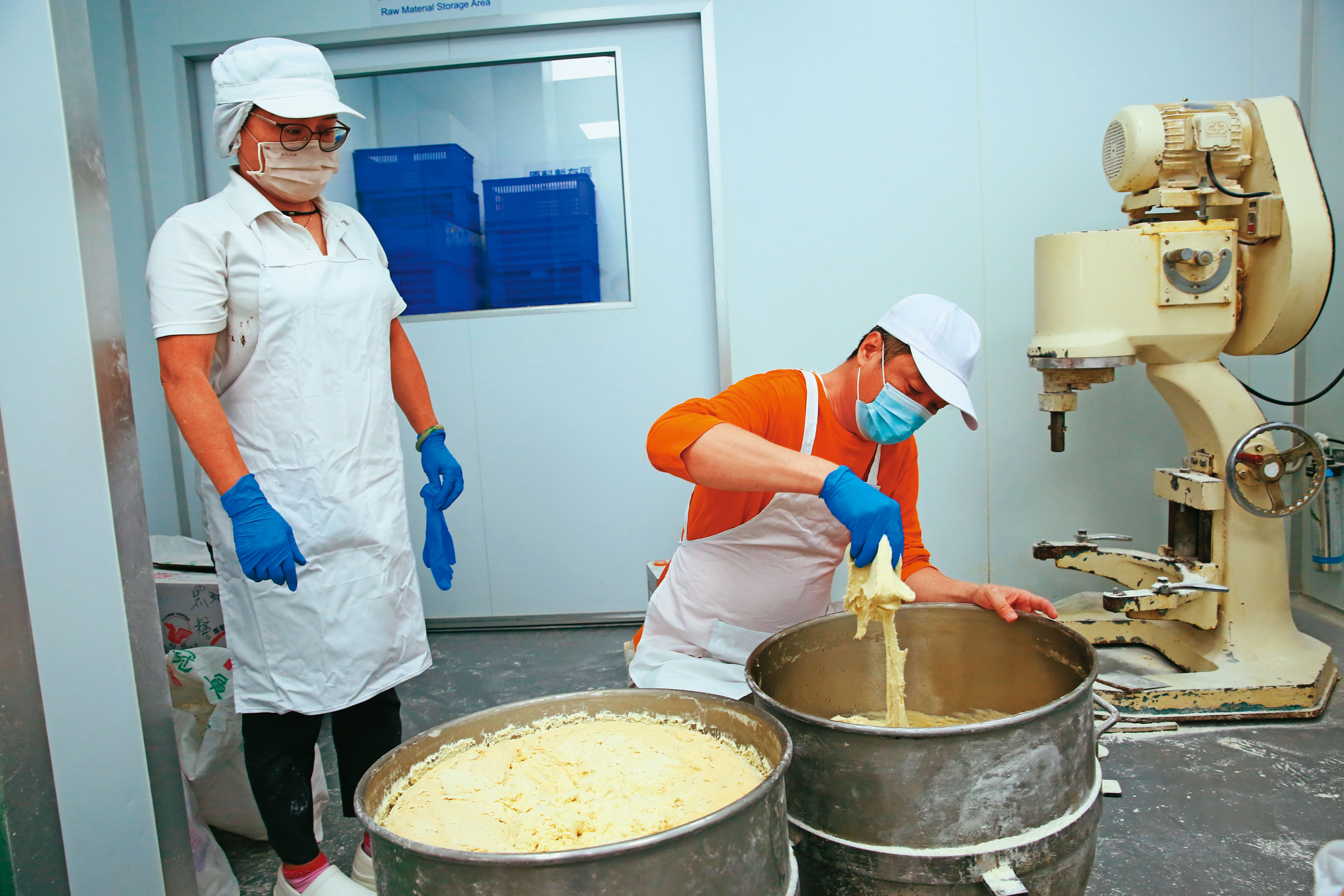燒餅的麵團單純以老麵、自製酵素、麵粉和水製作，需放置1天以上，等待自然發麵。