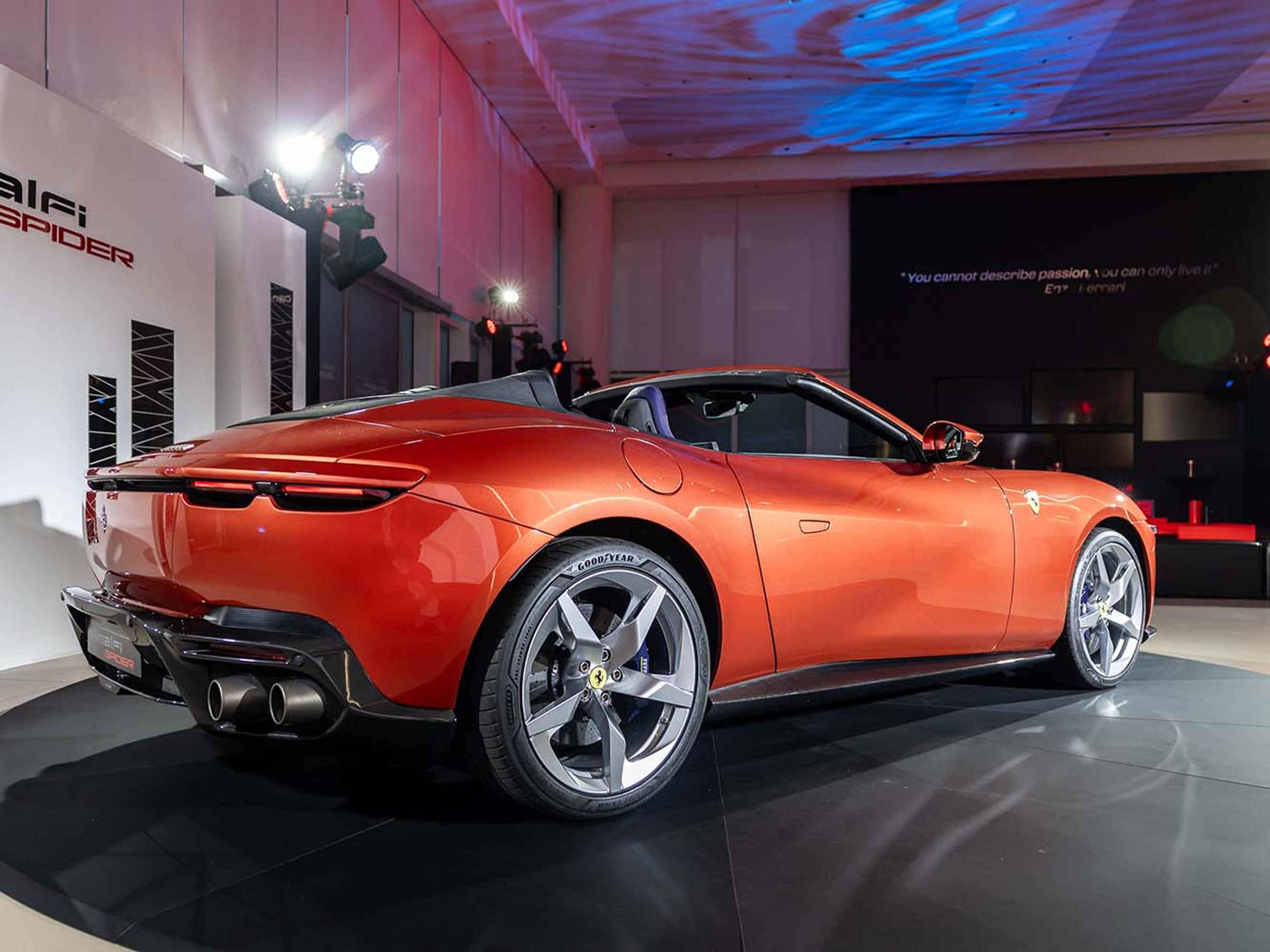 發表車色採用全新 Rosso Tramonto 橘紅色塗裝，其靈感源自義大利 Amalfi 海岸夕陽景致，也呼應車名所代表的地中海生活風格。