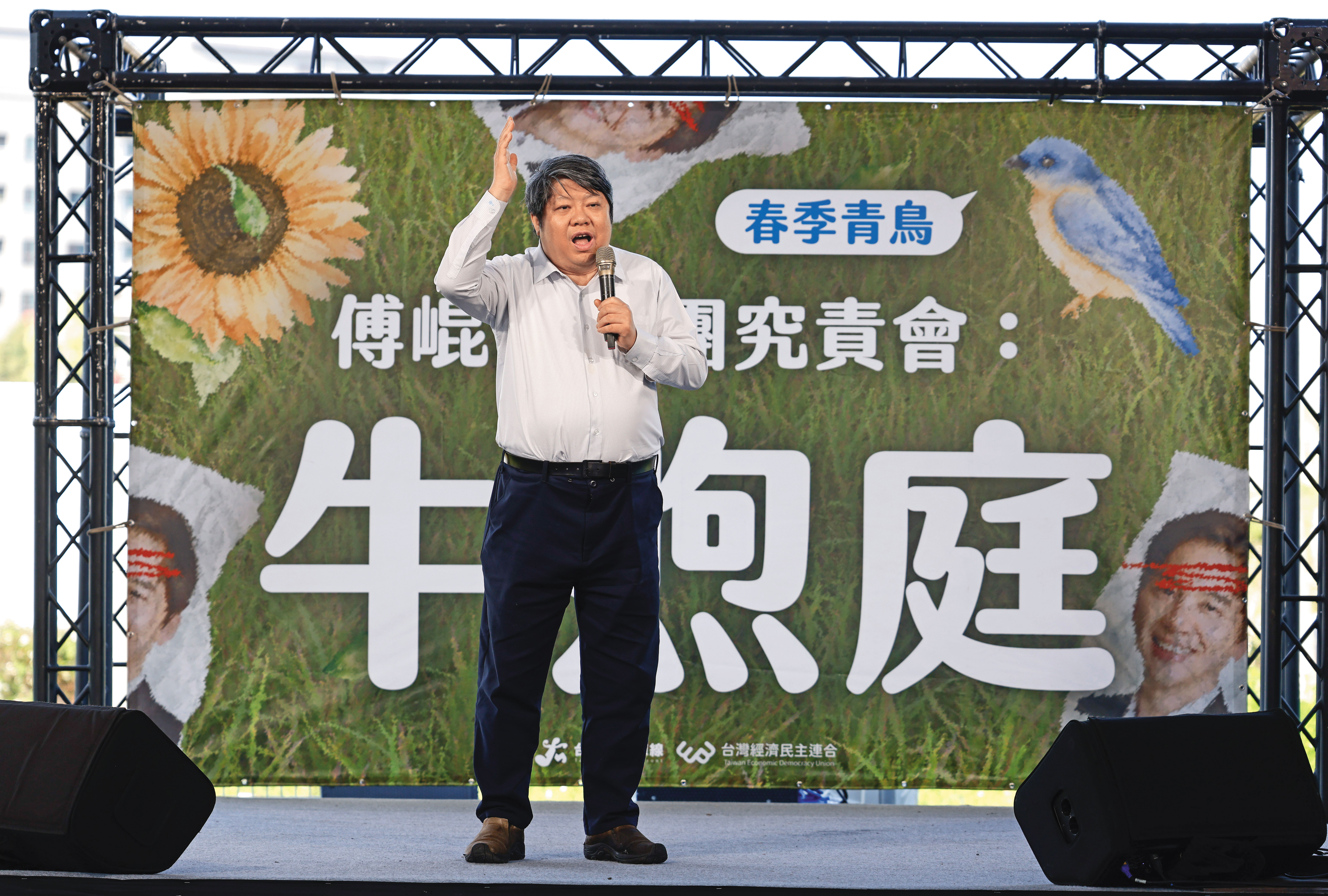 這天賴中強出席在桃園舉辦的大罷免活動，上台短講。