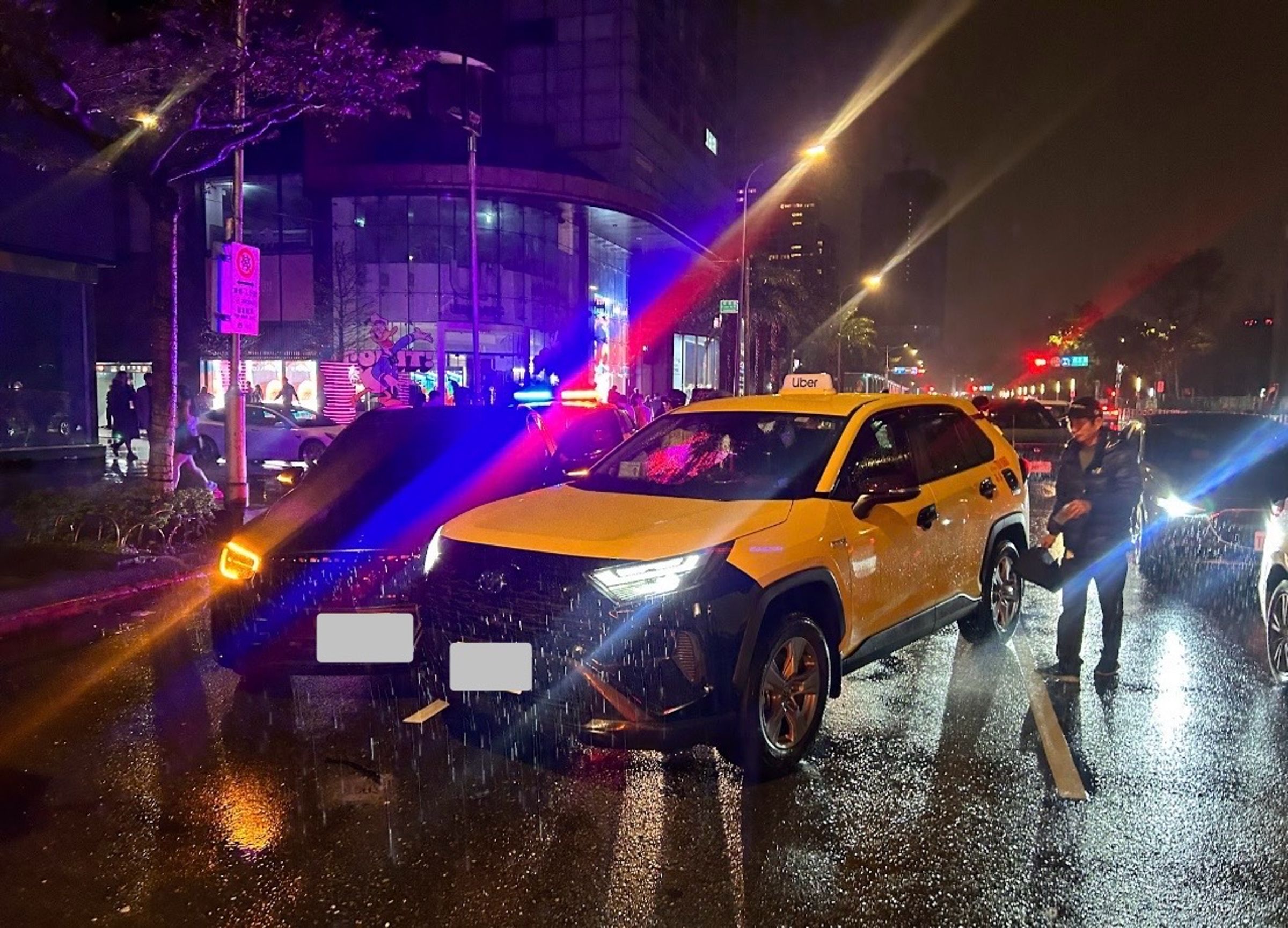 台北富邦勇士外籍球員石博恩昨晨駕車在信義區被疑似為載客的計程車撞上。（翻攝畫面）