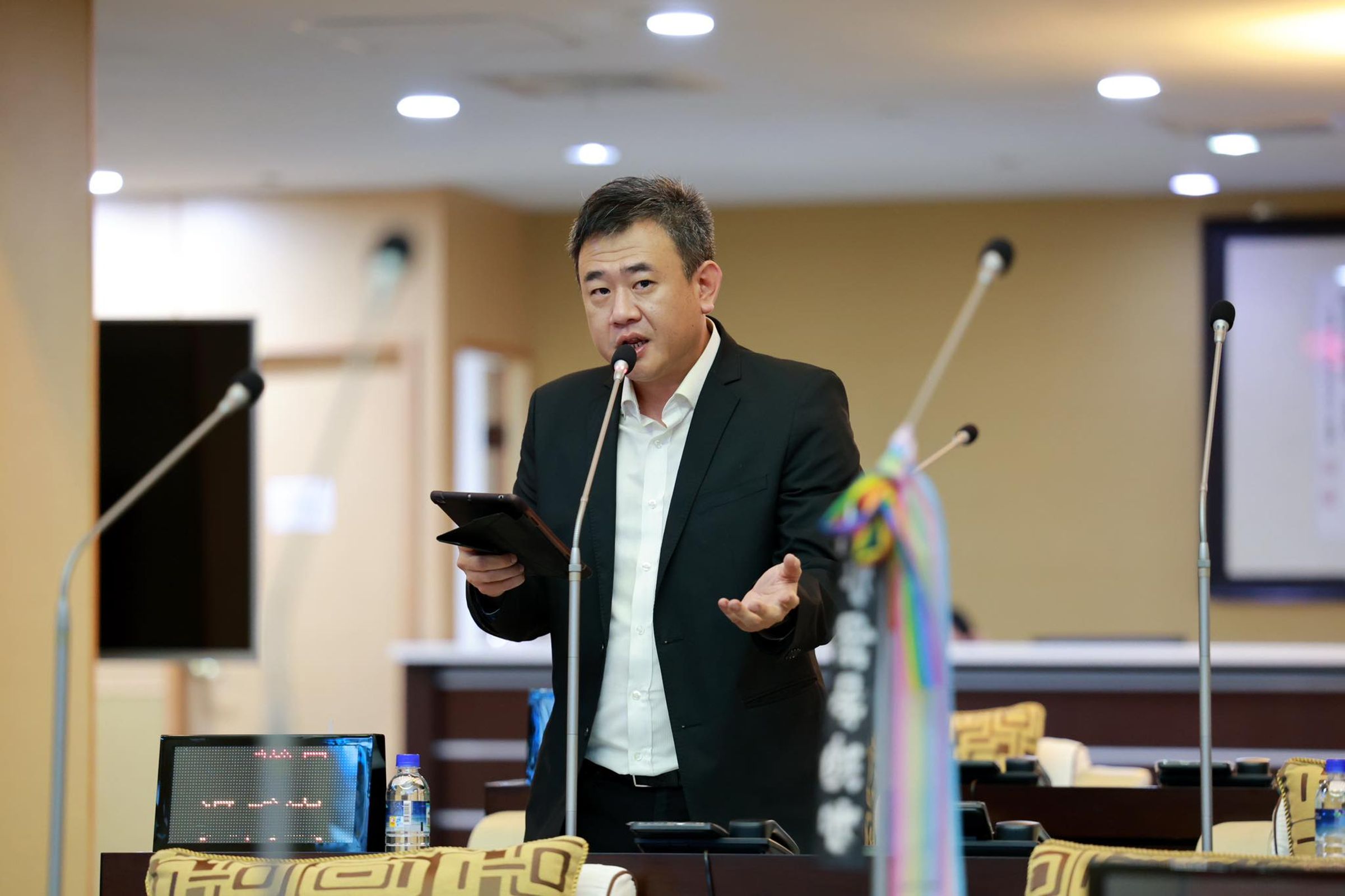 台南市議員吳禹寰3日在議會質詢揭露，龍崎區流浪犬數量增加，監視器畫面拍下高雄市動保處公務車進入龍崎山區野放。（翻攝吳禹寰臉書）