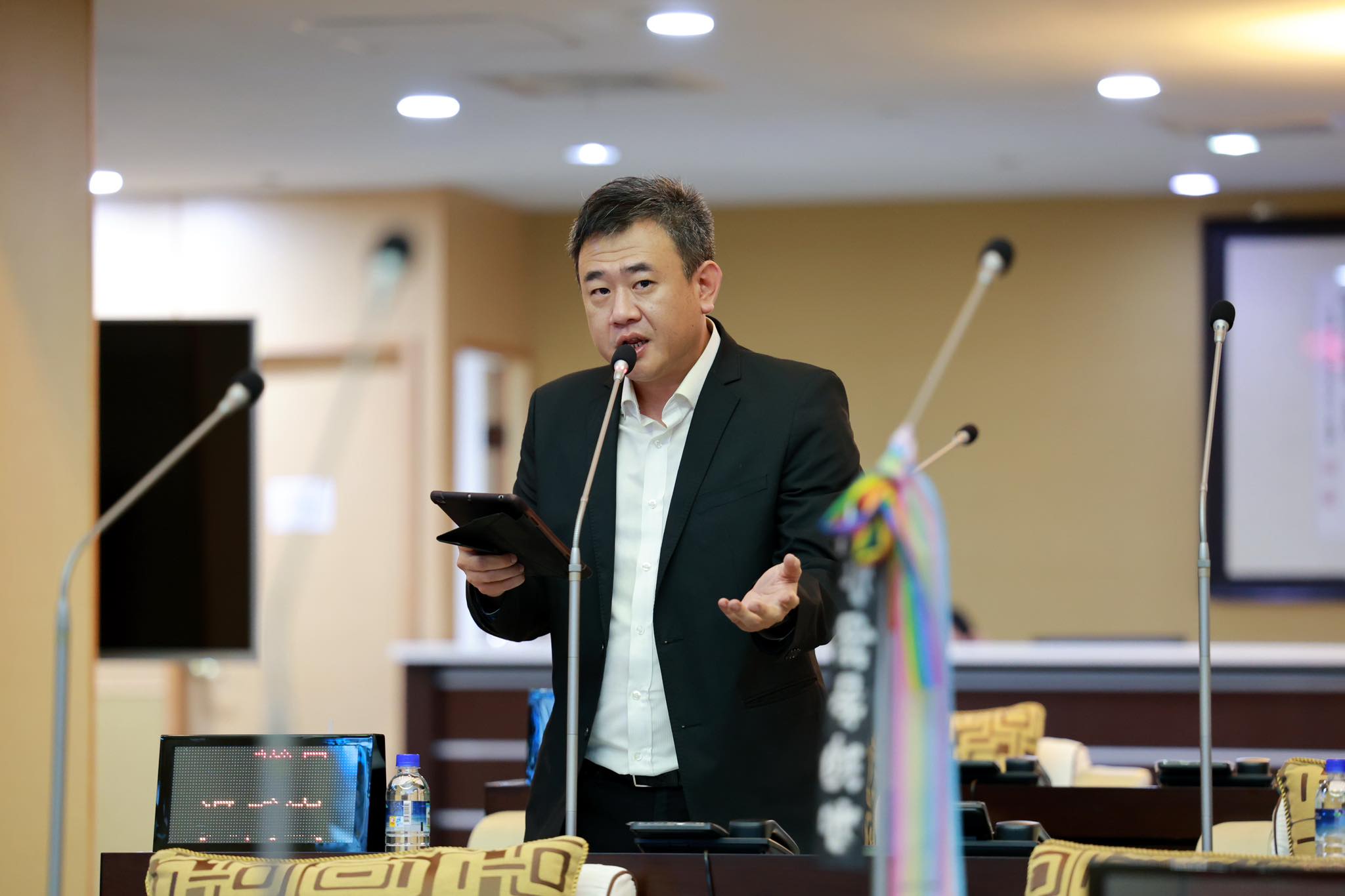 台南市議員吳禹寰3日在議會質詢揭露，龍崎區流浪犬數量增加，監視器畫面拍下高雄市動保處公務車進入龍崎山區野放。（翻攝吳禹寰臉書）