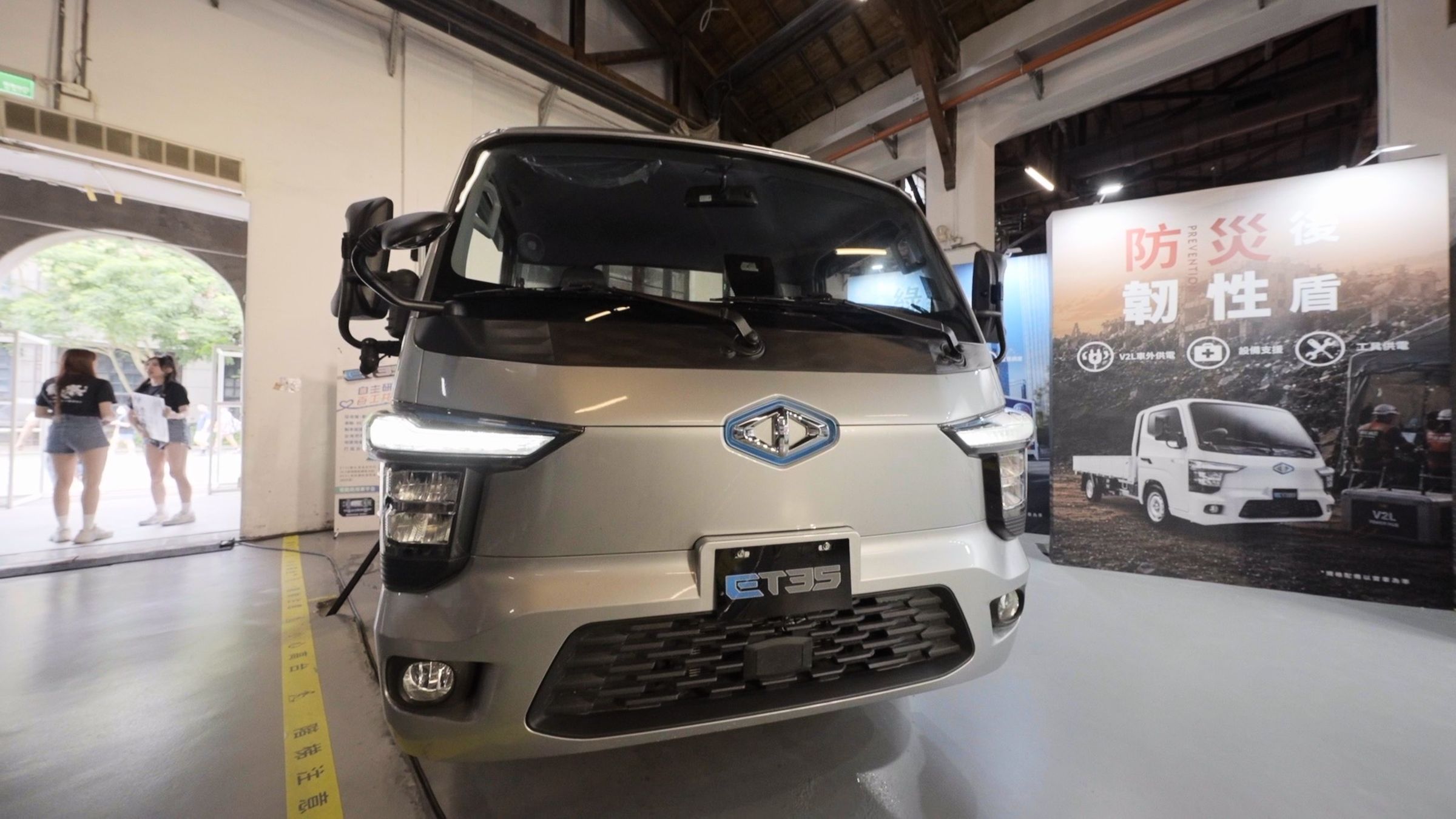 中華汽車自主研發的純電商用車ET35,從底盤、動力系統到電池模組皆由台灣本土研發,串聯全台86家在地供應商,國產自製率高達90%。其具備最大馬力160HP、扭力30.6kg,搭載42kWh電池,續航里程可達360公里。