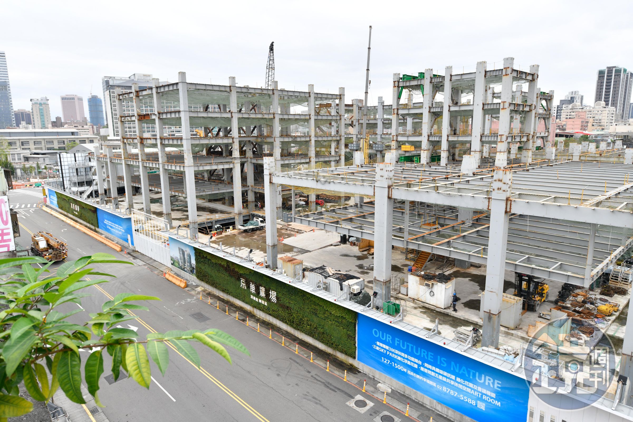 京華城土地扣押案開庭,京華城律師表示現場僅進行安全維護,擔心扣押導致建案成爛尾樓。
