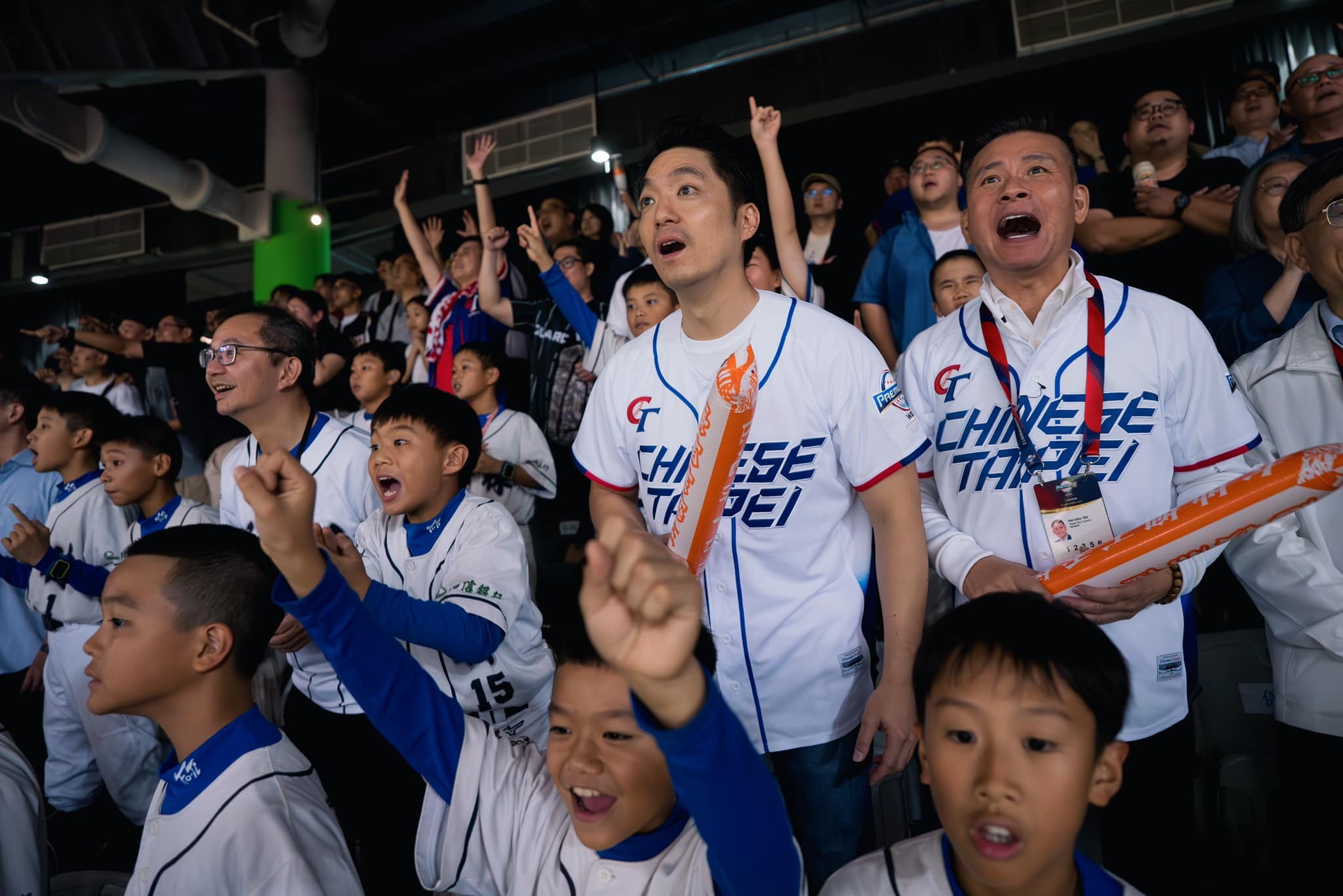 蔣萬安（右二）昨在大巨蛋看台韓大戰。（翻攝蔣萬安臉書）